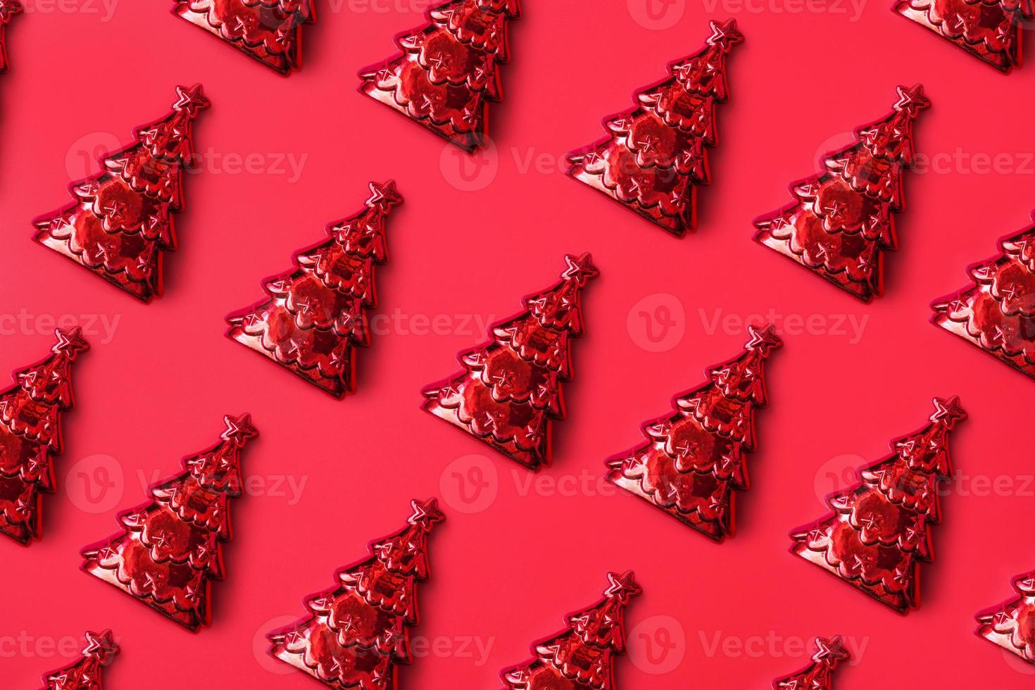 Christmas tree pattern minimal flatlay on red background new year holiday celebration concept photo