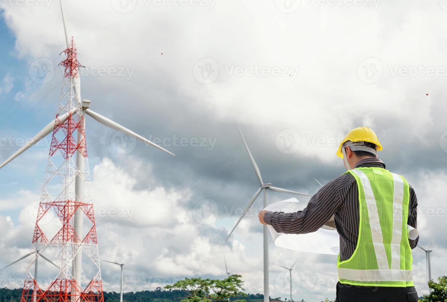 ingeniero trabajador en el sitio de construcción de la central eléctrica de turbinas eólicas foto