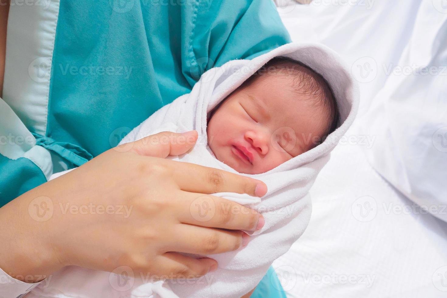 recién nacido niña en el hospital en el día de su nacimiento 26365569 Foto  de stock en Vecteezy