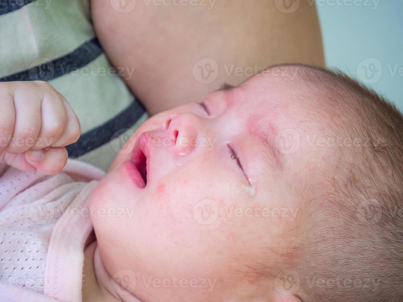 niña recién nacida llorando foto