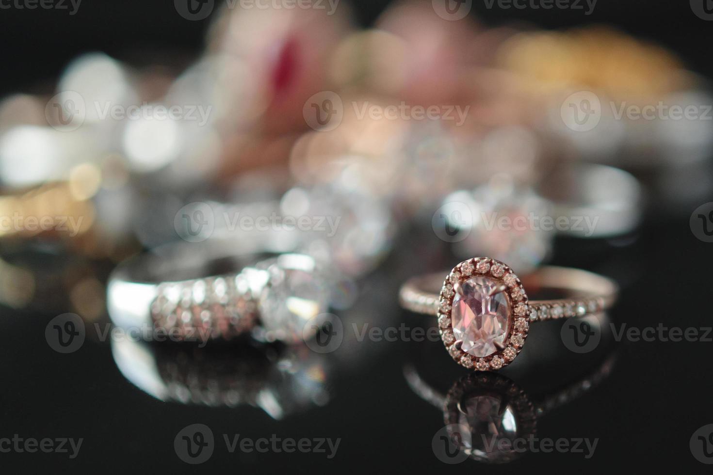 hermoso fondo de joyas de anillos de diamantes foto