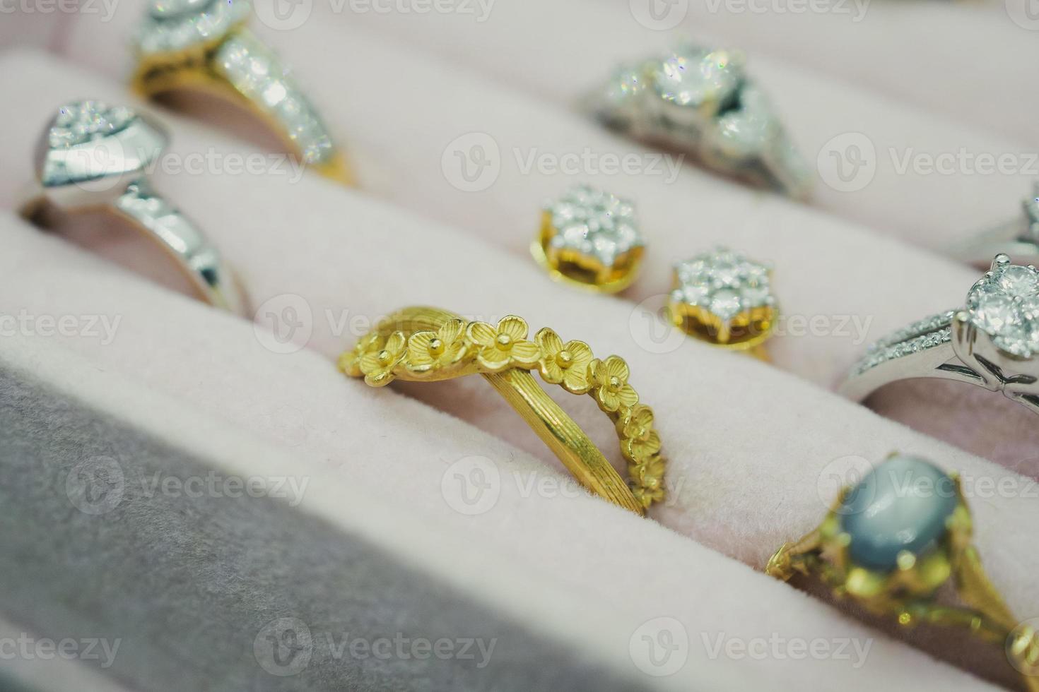 anillo y aretes de piedras preciosas de diamantes de oro y plata en una caja de joyería de lujo foto