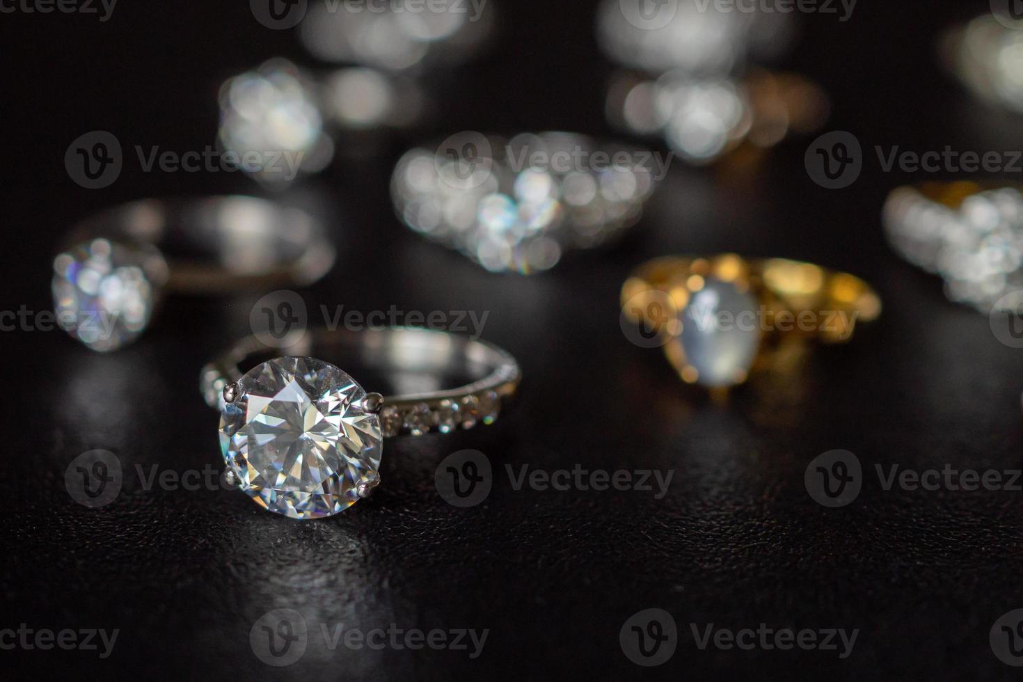 Anillos de diamantes de joyería sobre fondo negro de cerca foto