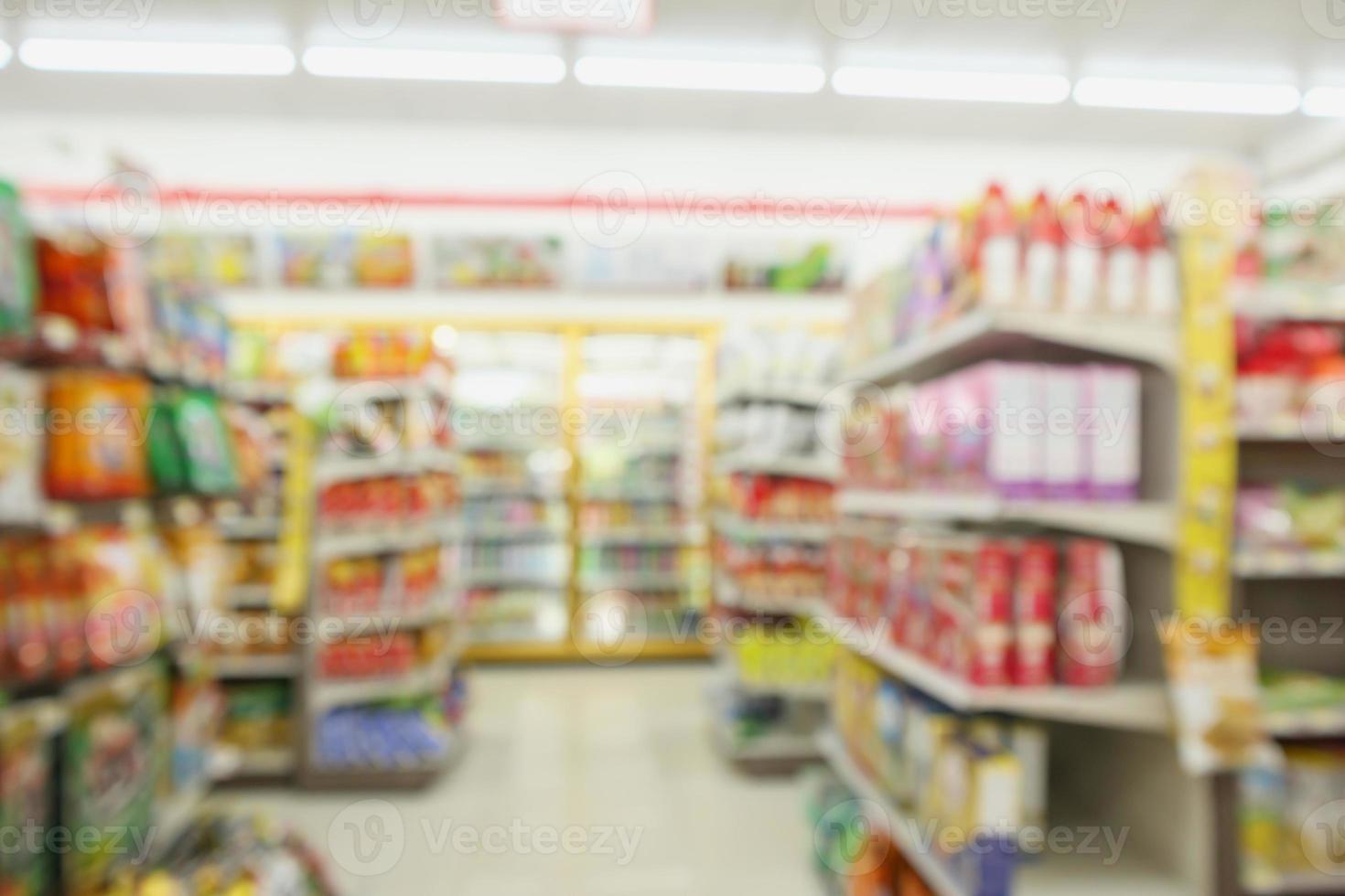 Los estantes de las tiendas de conveniencia se desdibujan para el fondo foto