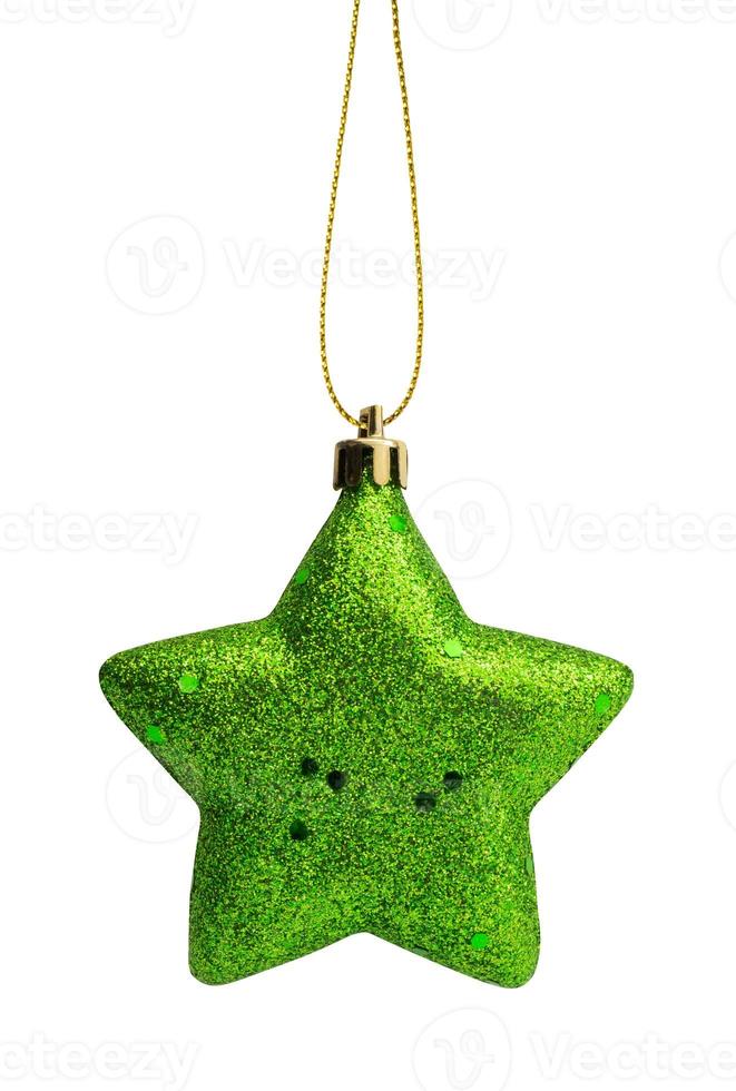 Adorno de estrella de Navidad verde adorno aislado sobre fondo blanco. foto