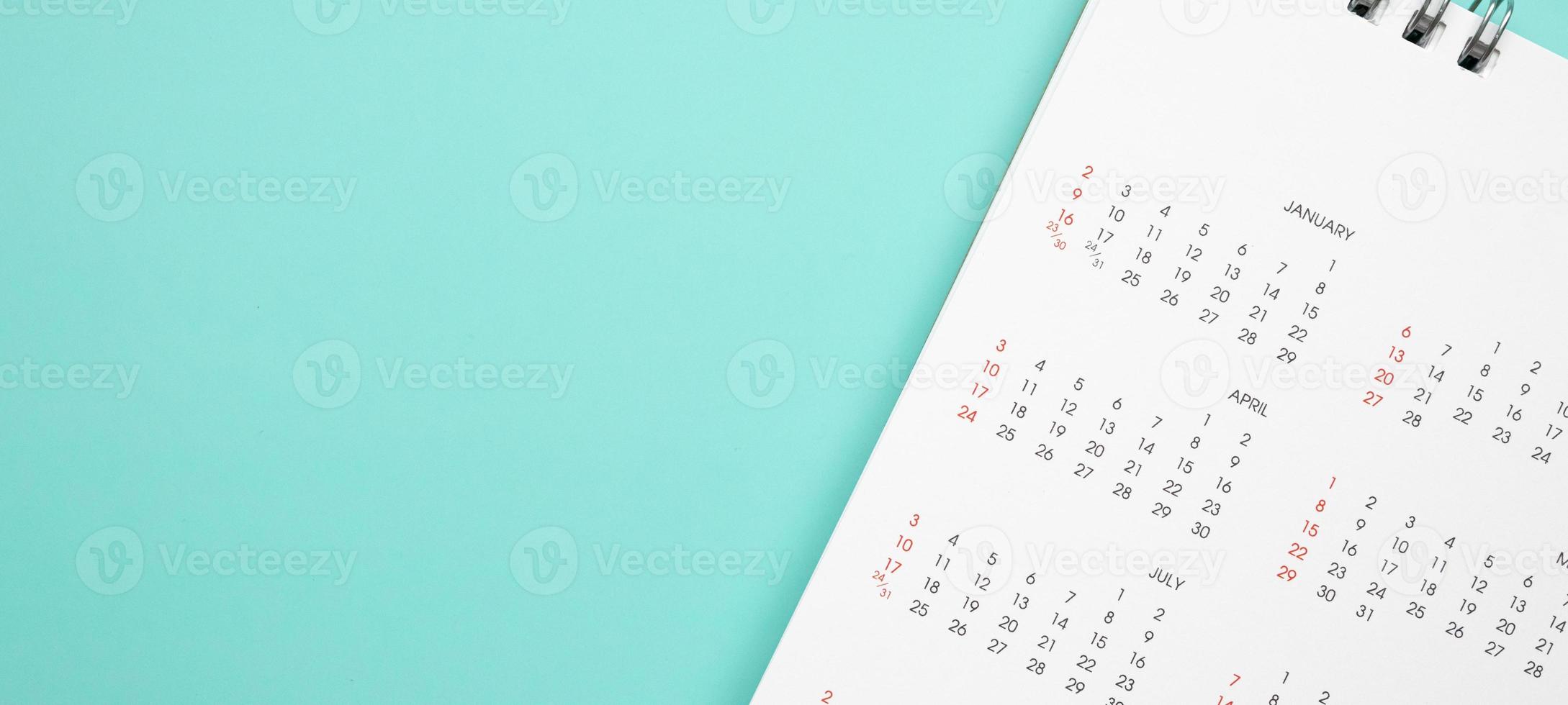 página de calendario sobre fondo azul concepto de reunión de cita de planificación empresarial foto