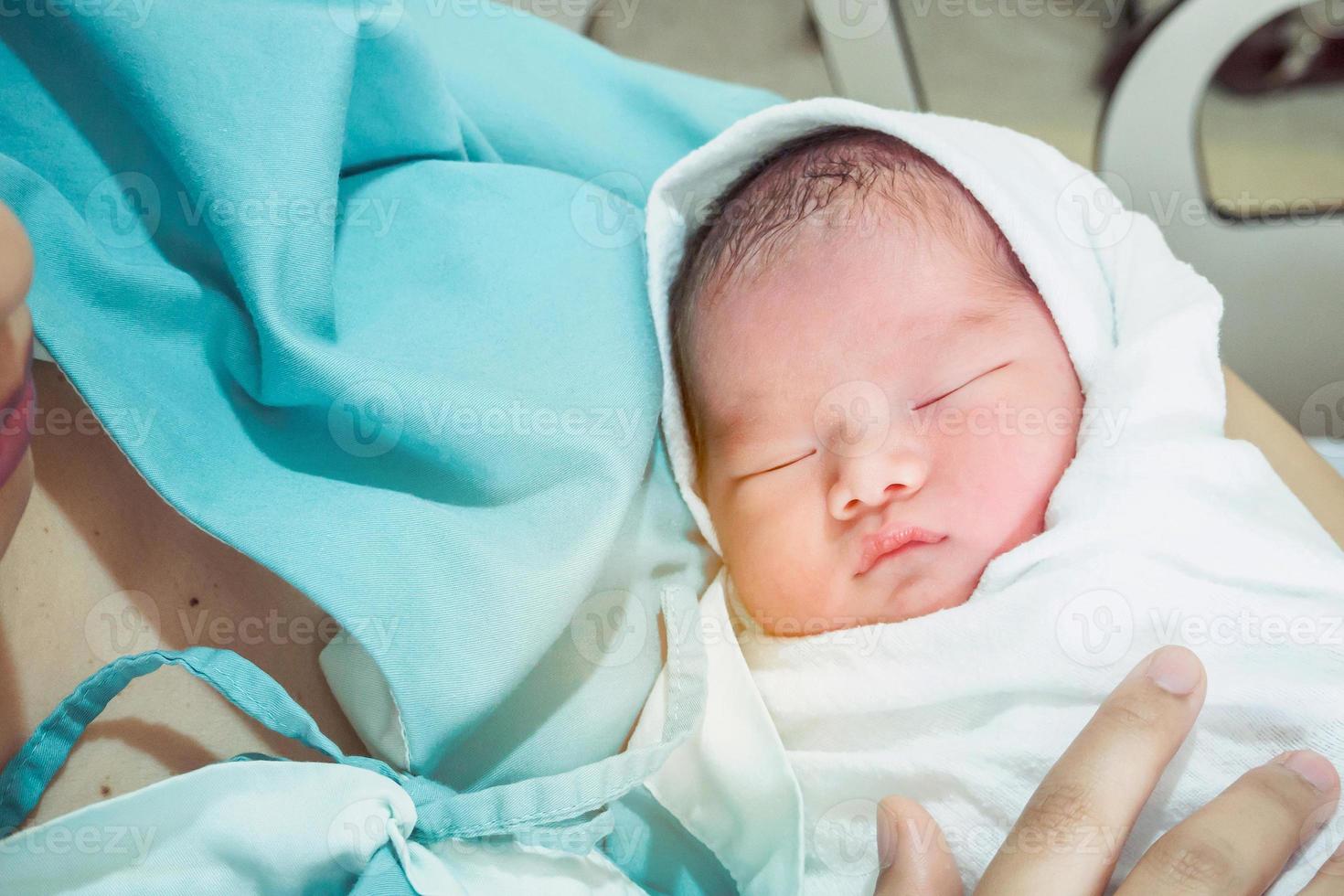 madre feliz y bebé recién nacido en el hospital foto