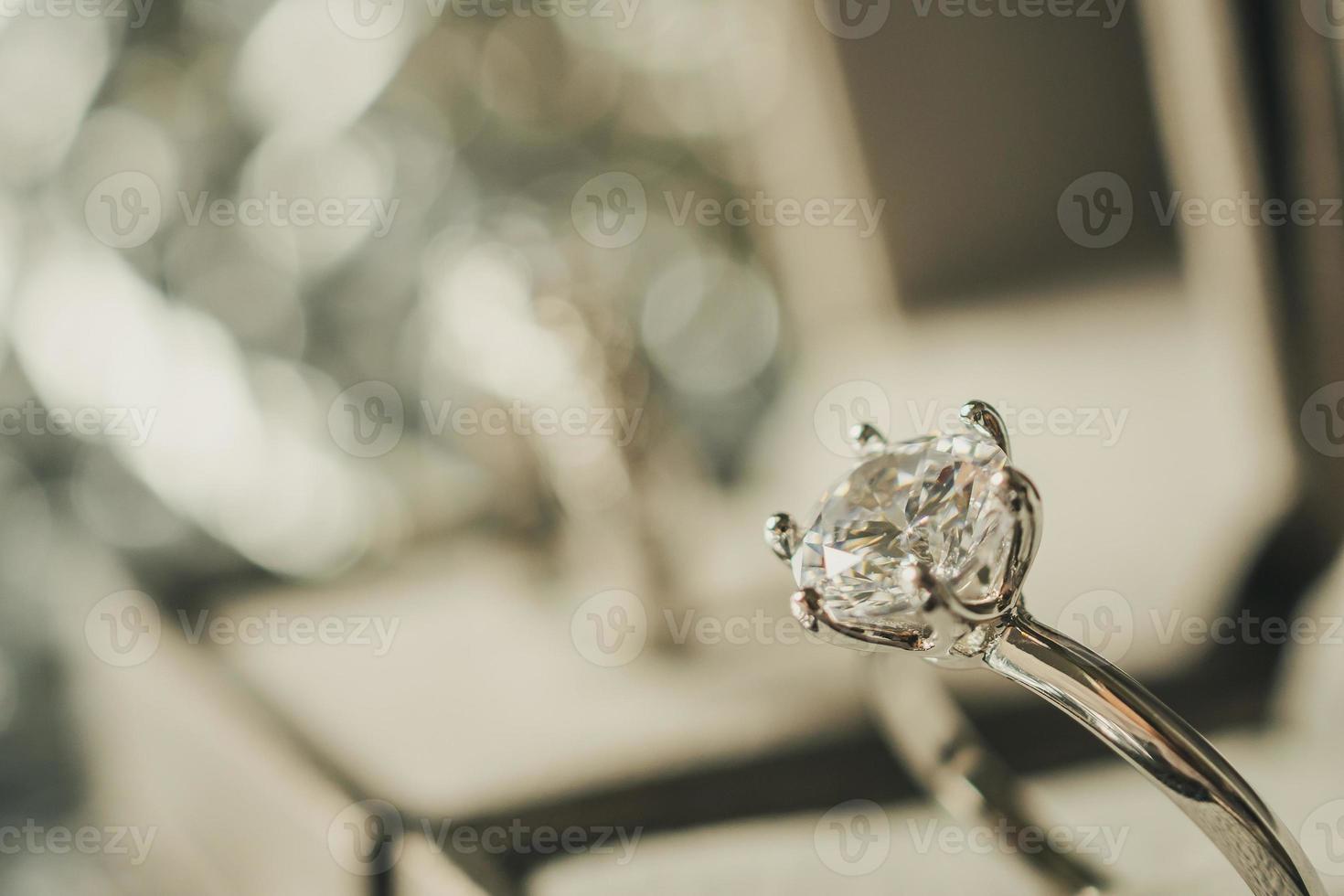 anillo de diamantes de compromiso de lujo en caja de regalo de joyería con fondo de luz bokeh foto