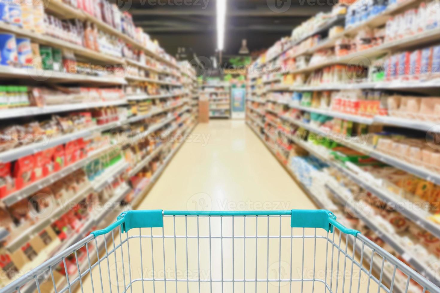 pasillo de supermercado con concepto de negocio de carrito de compras vacío foto