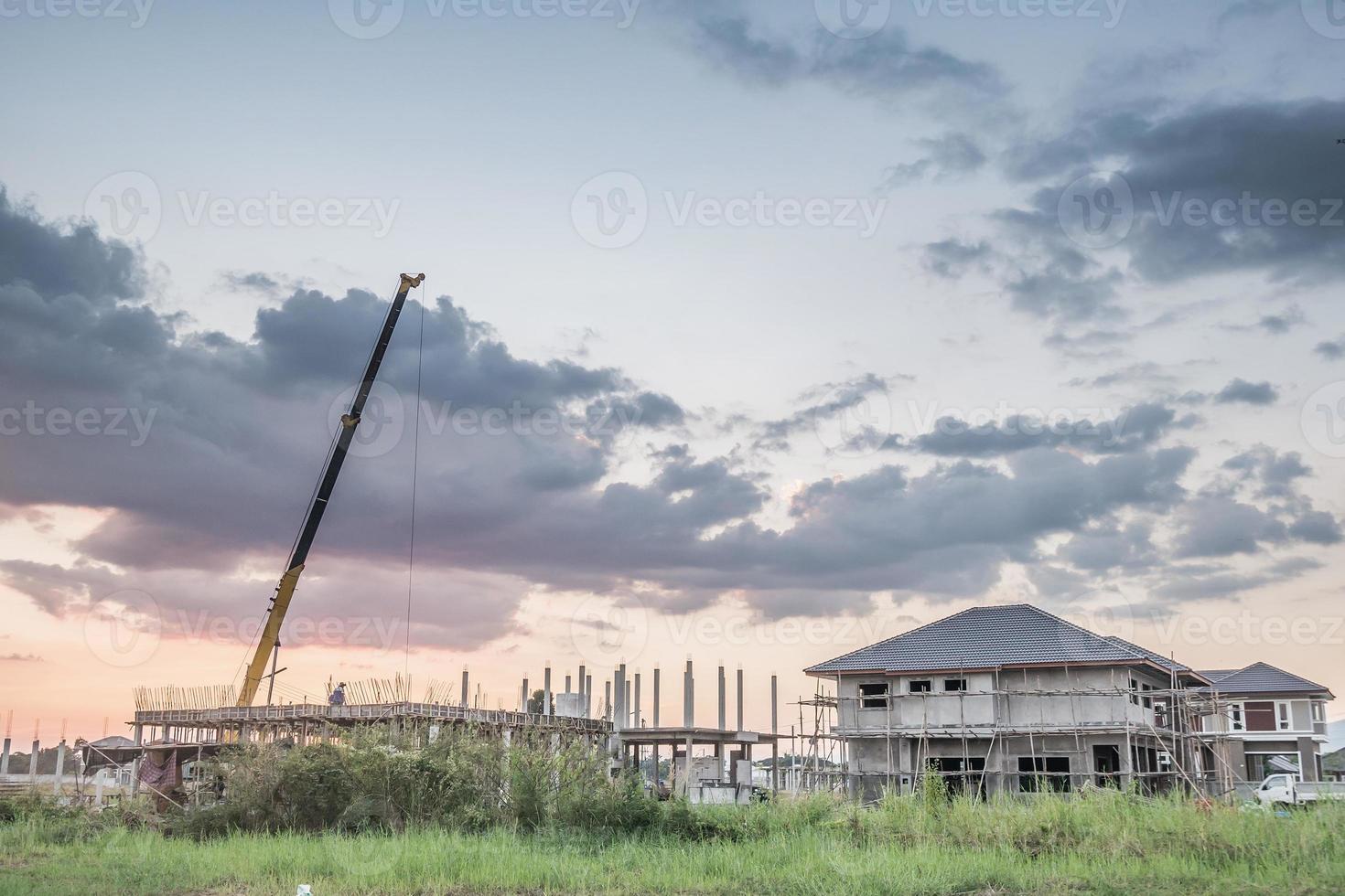 construcción de casas en el sitio de construcción con camión grúa foto