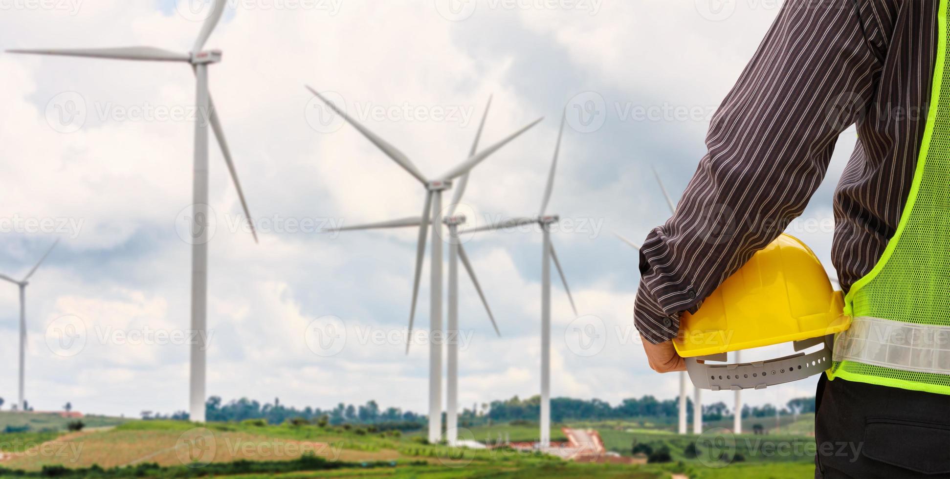 ingeniero trabajador en el sitio de construcción de la central eléctrica de turbinas eólicas foto