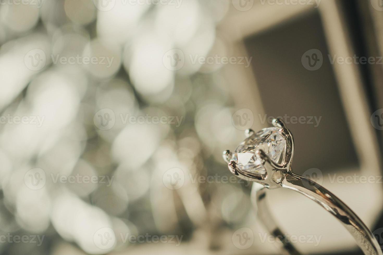 anillo de diamantes de compromiso de lujo en caja de regalo de joyería con fondo de luz bokeh foto