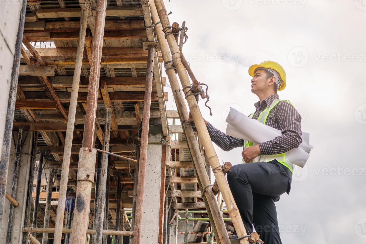 trabajador ingeniero profesional en el sitio de construcción de la casa foto