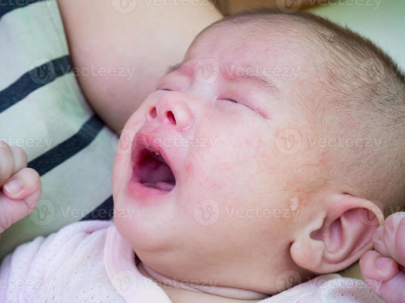 niña recién nacida llorando foto