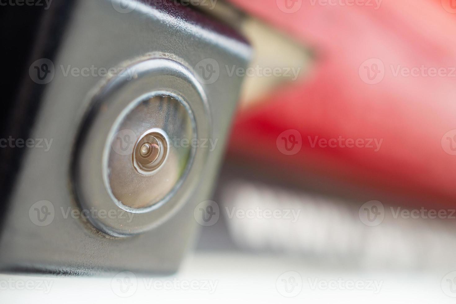 cámara de visión trasera de coche rojo de cerca para asistencia de aparcamiento foto