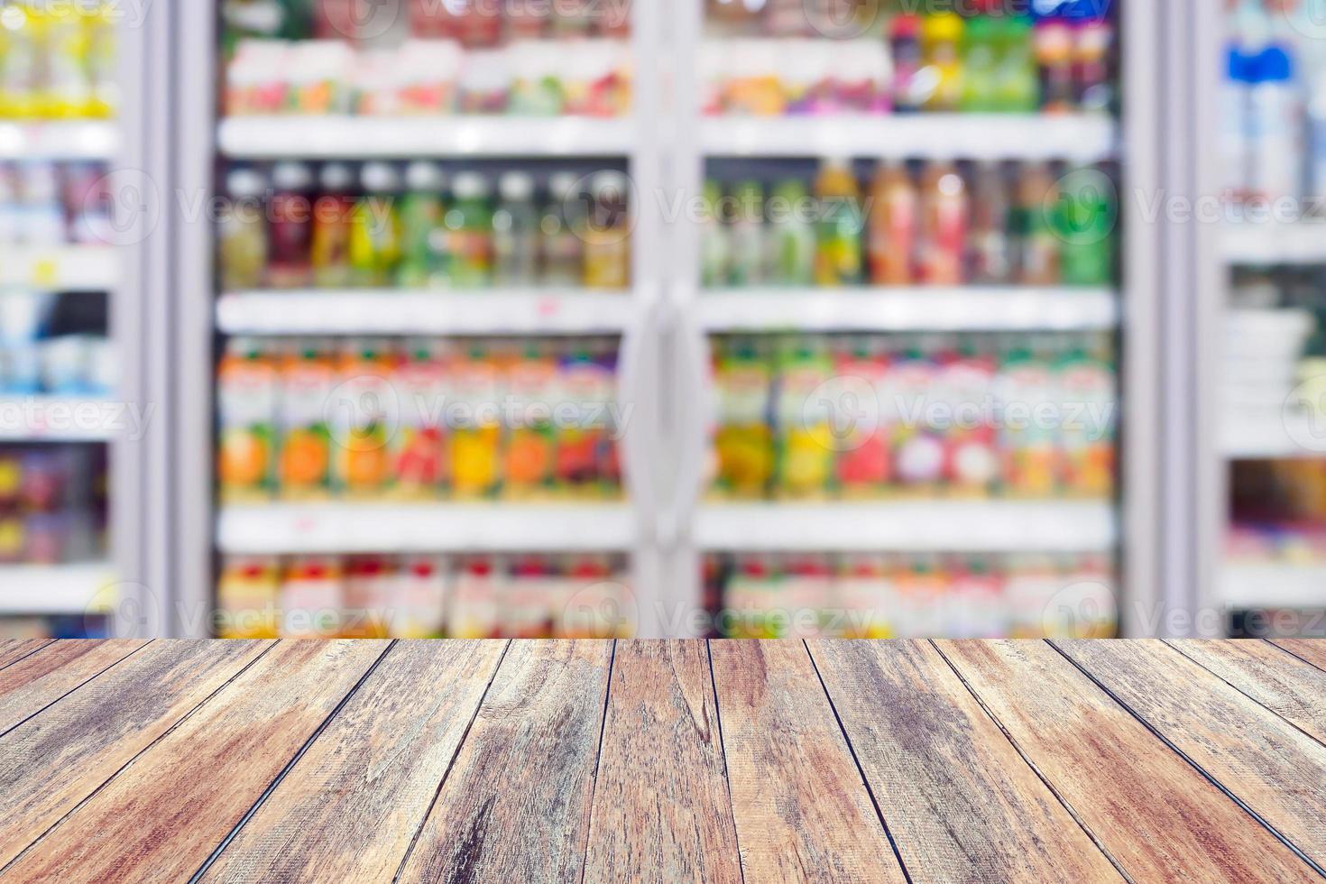 bebidas borrosas estante de bebidas nevera en el supermercado foto