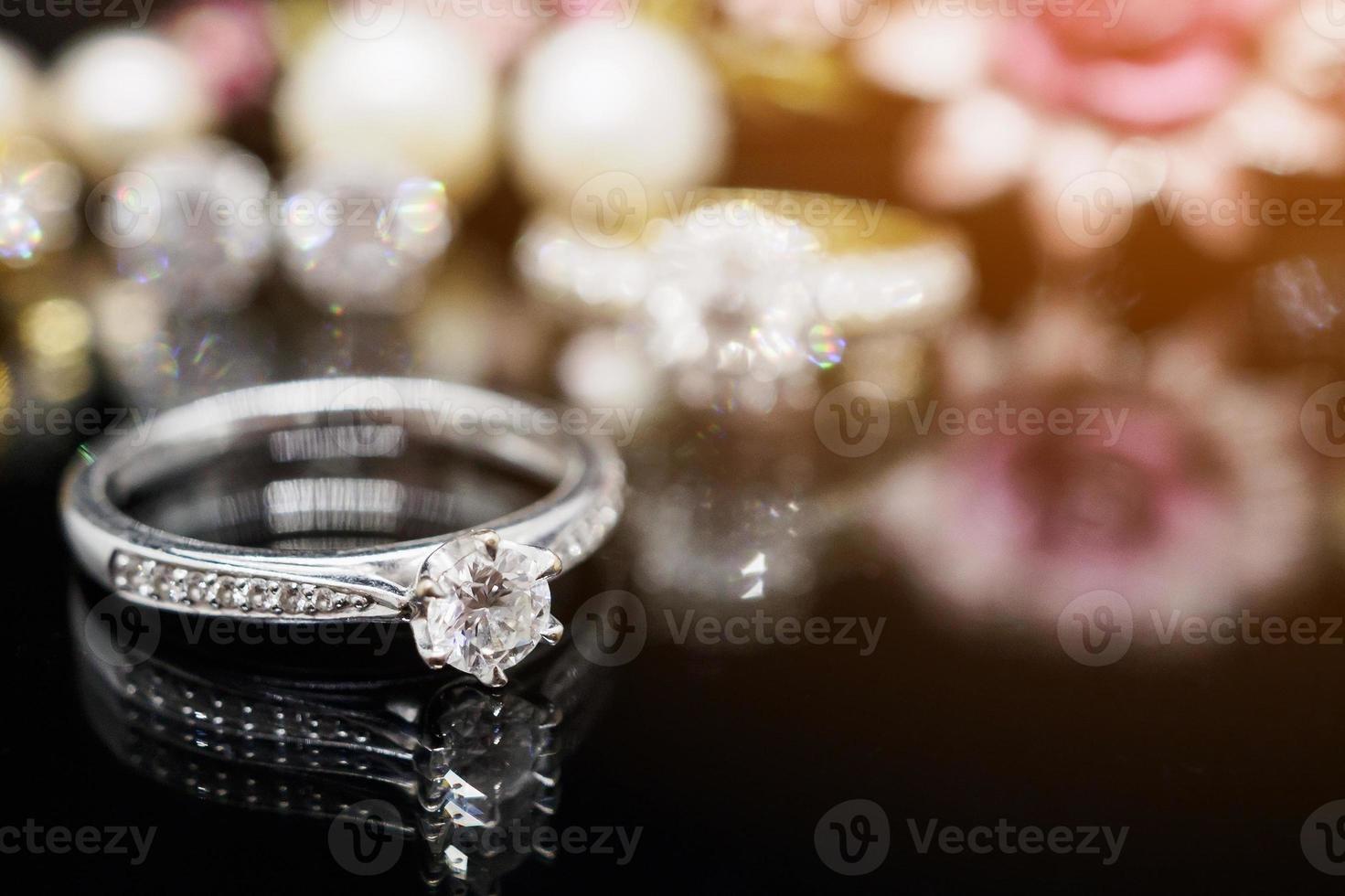 anillos de diamantes de joyería con una reflexión sobre fondo negro foto