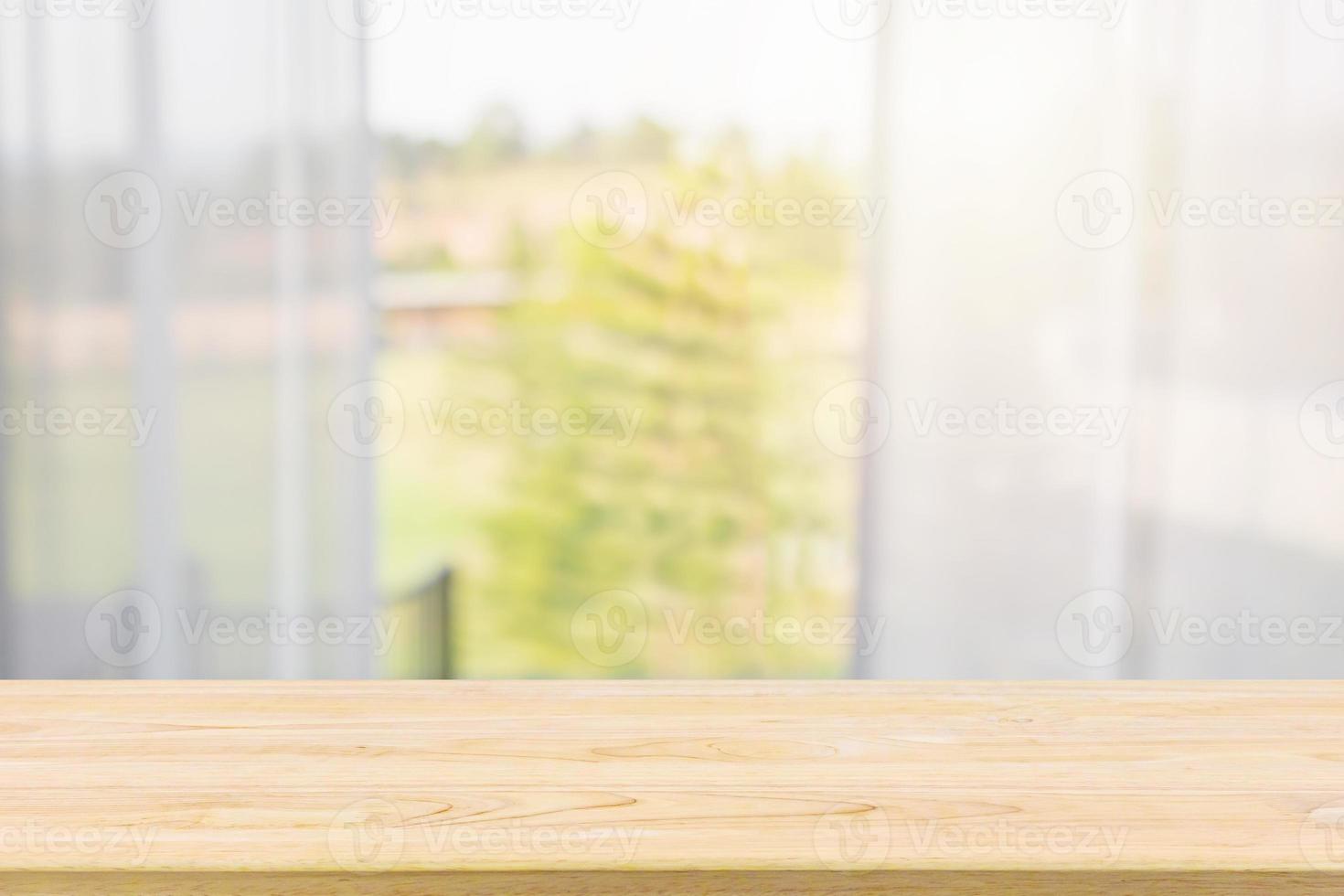 mesa de madera vacía con cortina de ventana fondo borroso abstracto para exhibición de productos foto