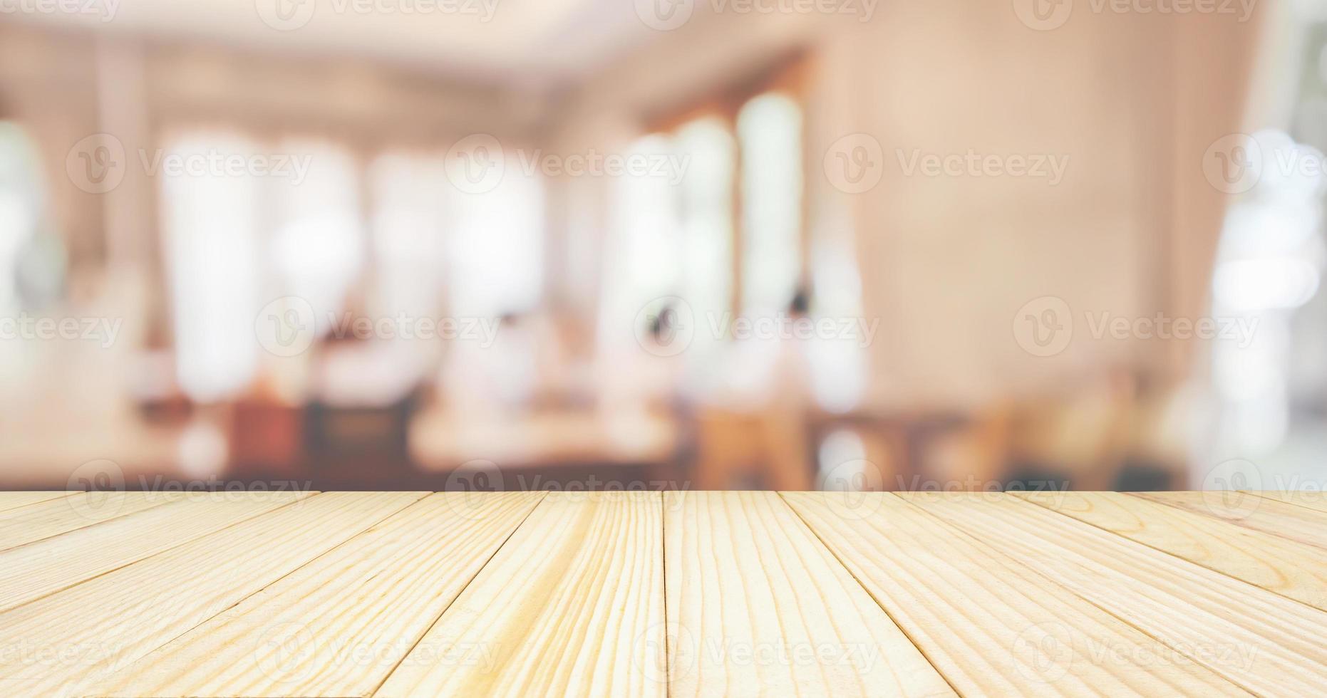 mesa de madera con restaurante cafetería o interior de cafetería con gente abstracta fondo borroso desenfocado foto