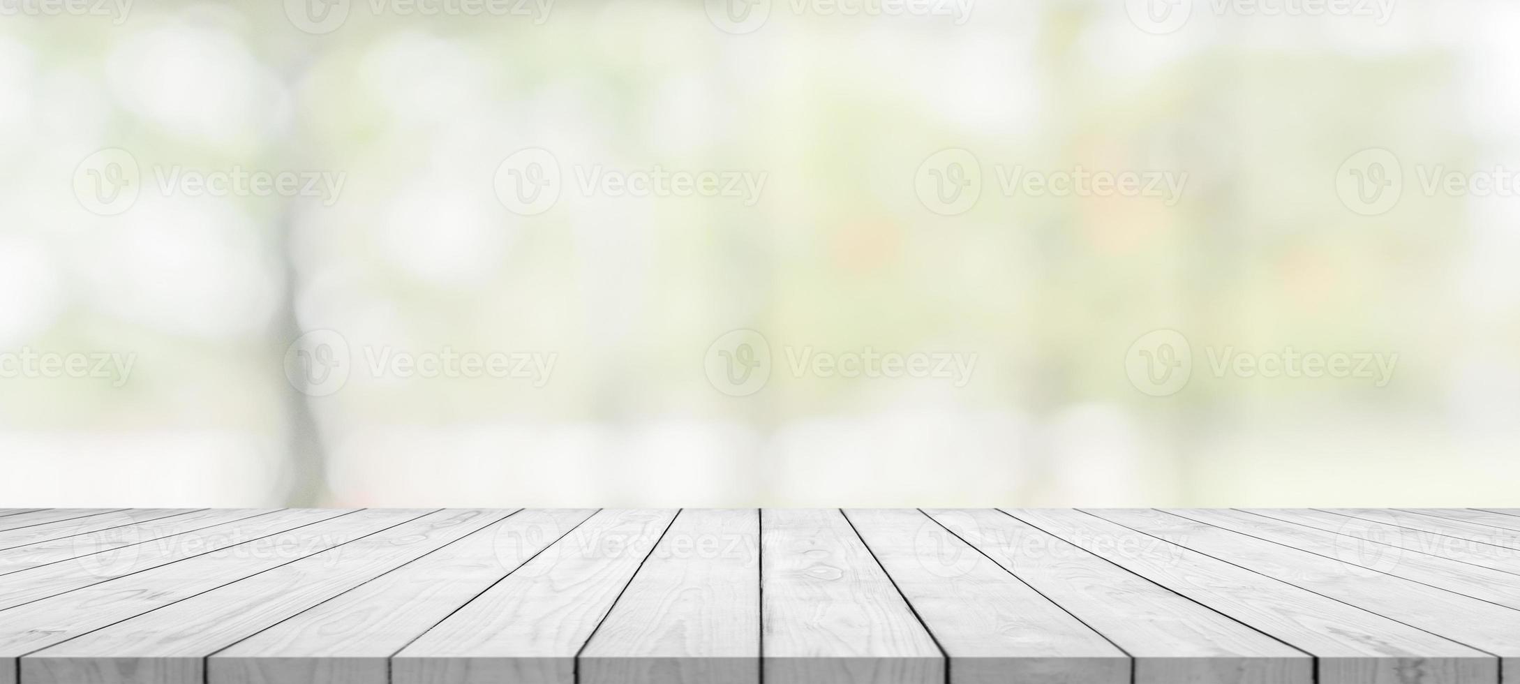 Mesa de madera blanca vacía con fondo bokeh de cocina borrosa foto