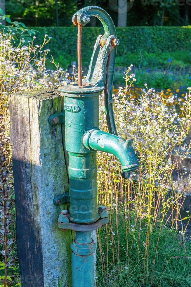 bomba de agua antigua al sol foto