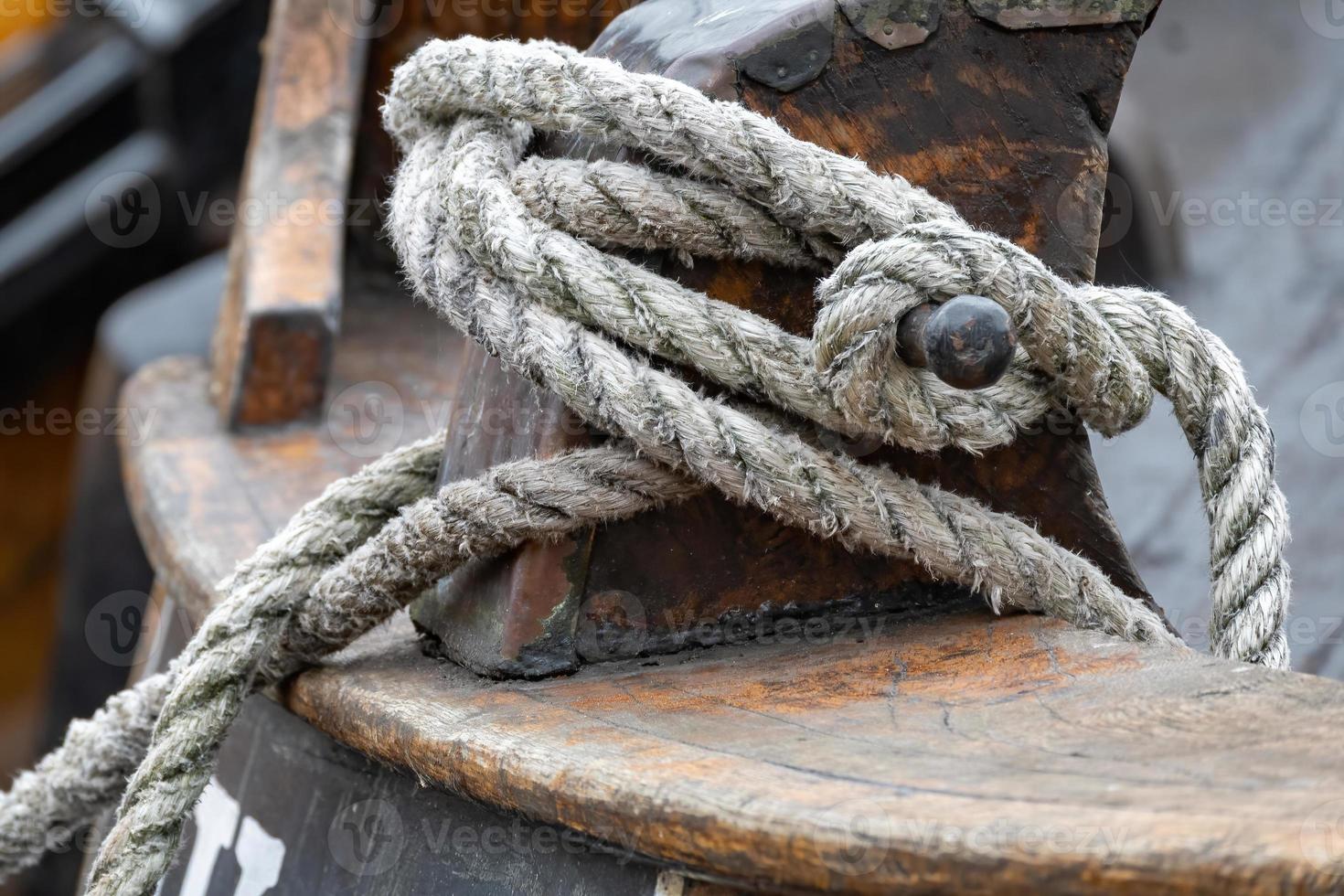 cuerdas en un viejo barco de madera foto