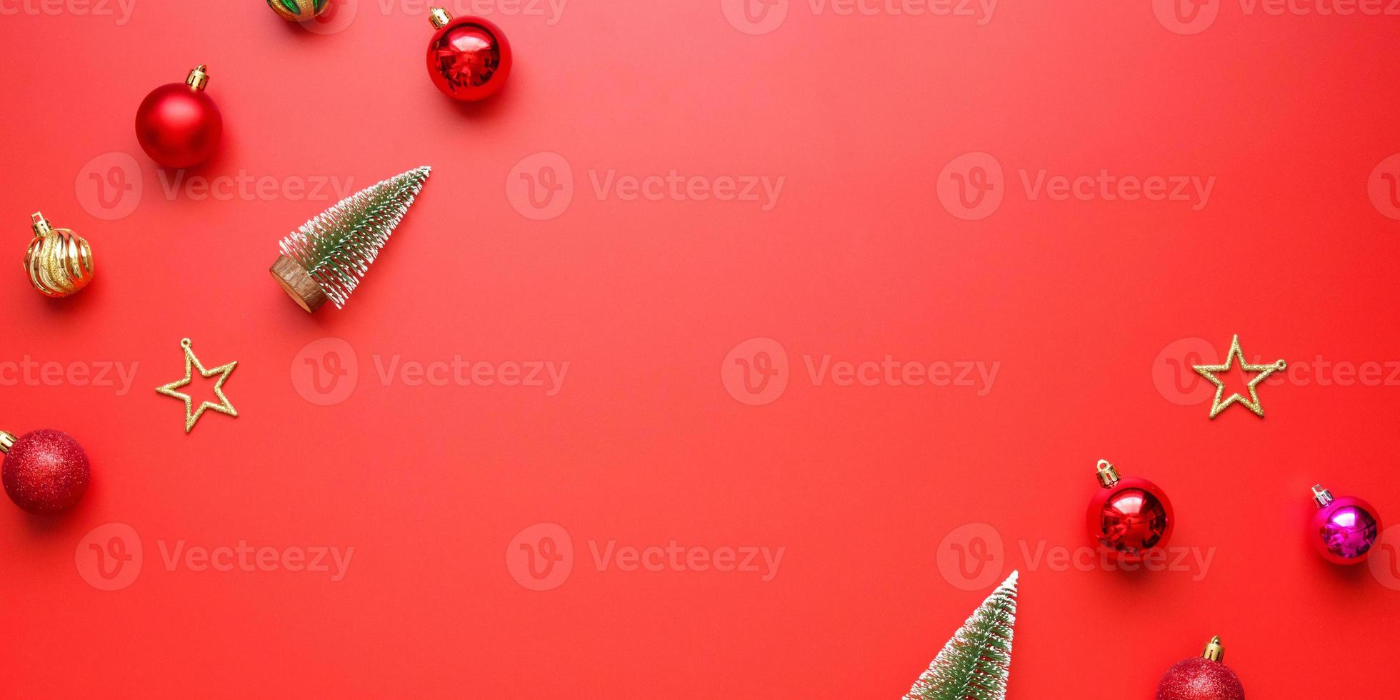 navidad año nuevo vacaciones fondo pino bola chuchería sobre fondo rojo foto
