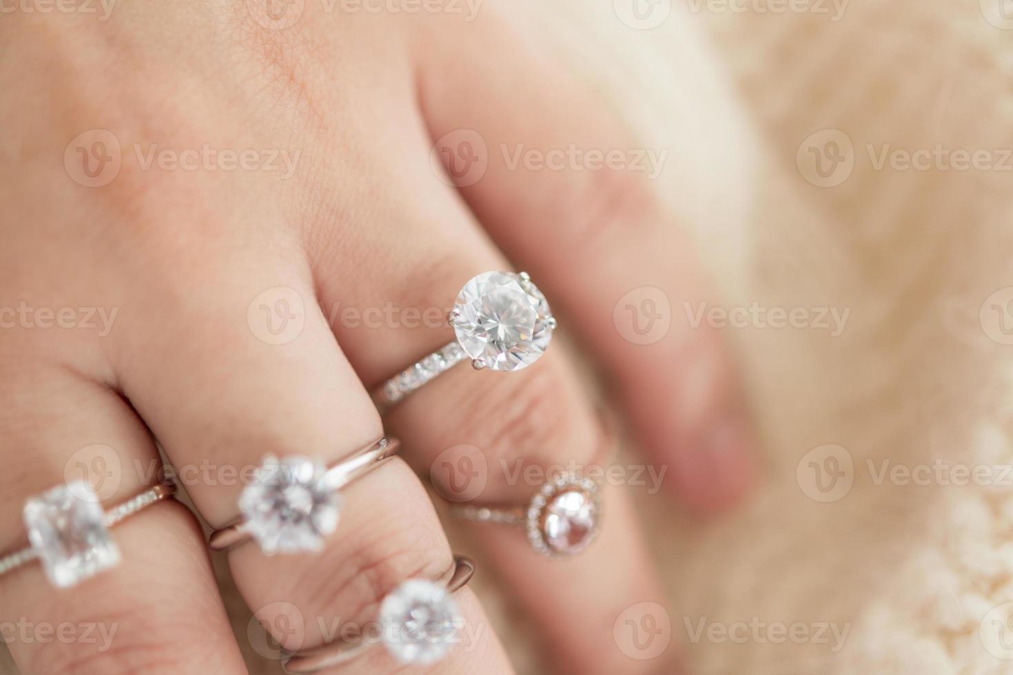 mano femenina con hermosas joyas anillo de diamantes foto
