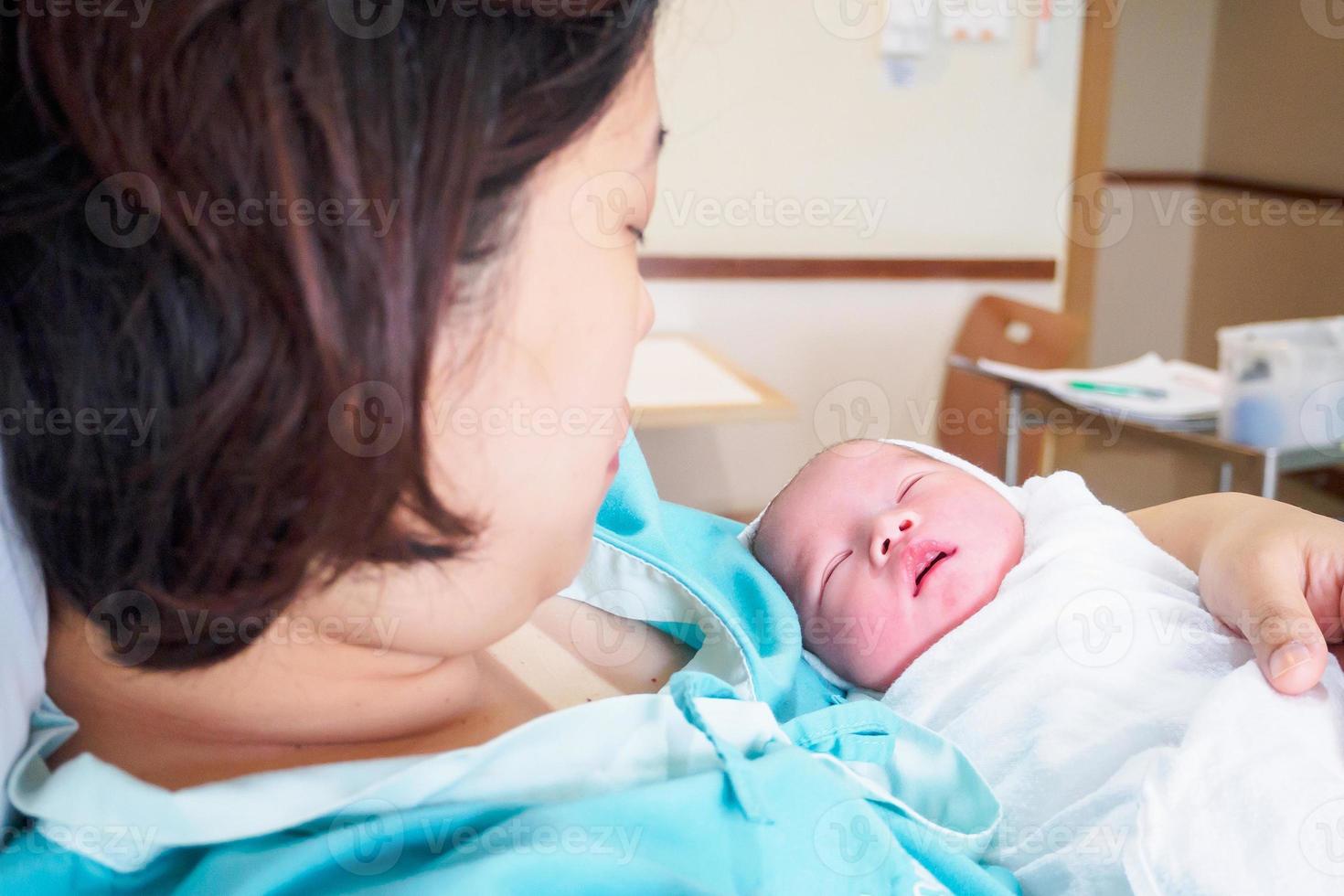 madre feliz y bebé recién nacido en el hospital foto