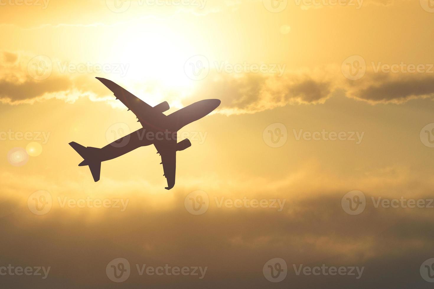 silueta de un avión de pasajeros en el cielo. viajes e ideas de viajes alrededor del mundo. foto