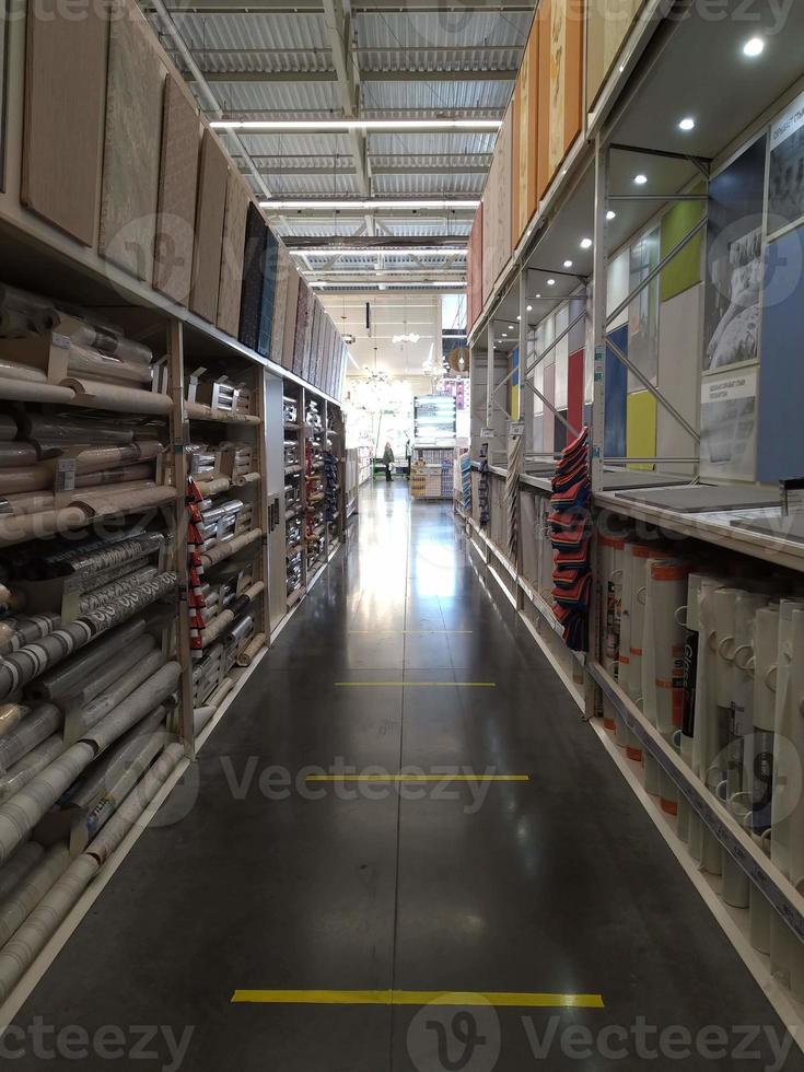 pasillo de la tienda con rollos de papel tapiz en ambos lados foto