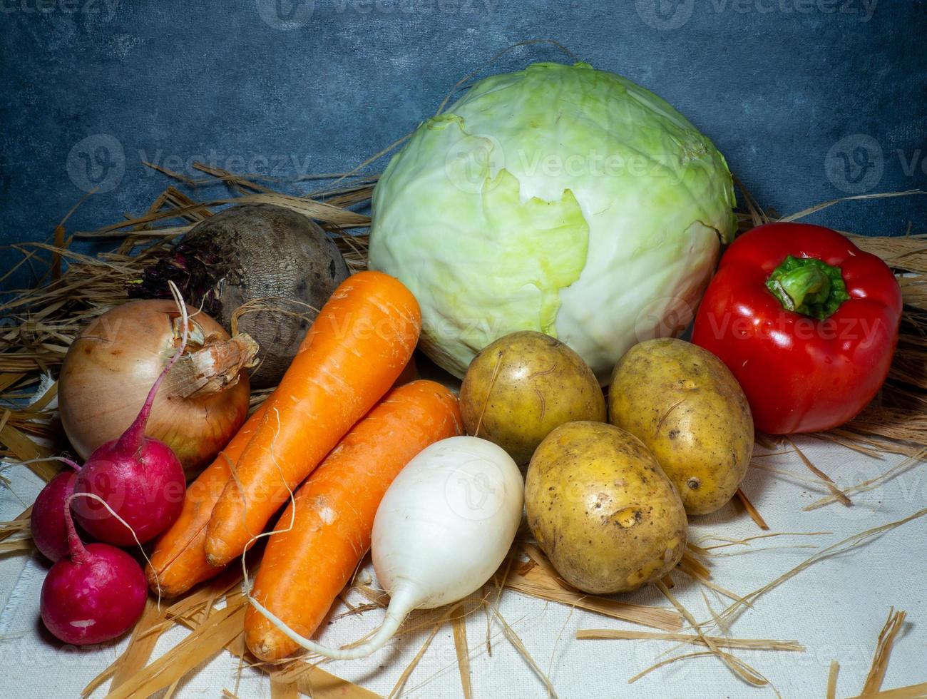 Bodegón de verduras. comida sana. cosecha del jardín. conjunto de borsch. cosechar tubérculos en la mesa foto