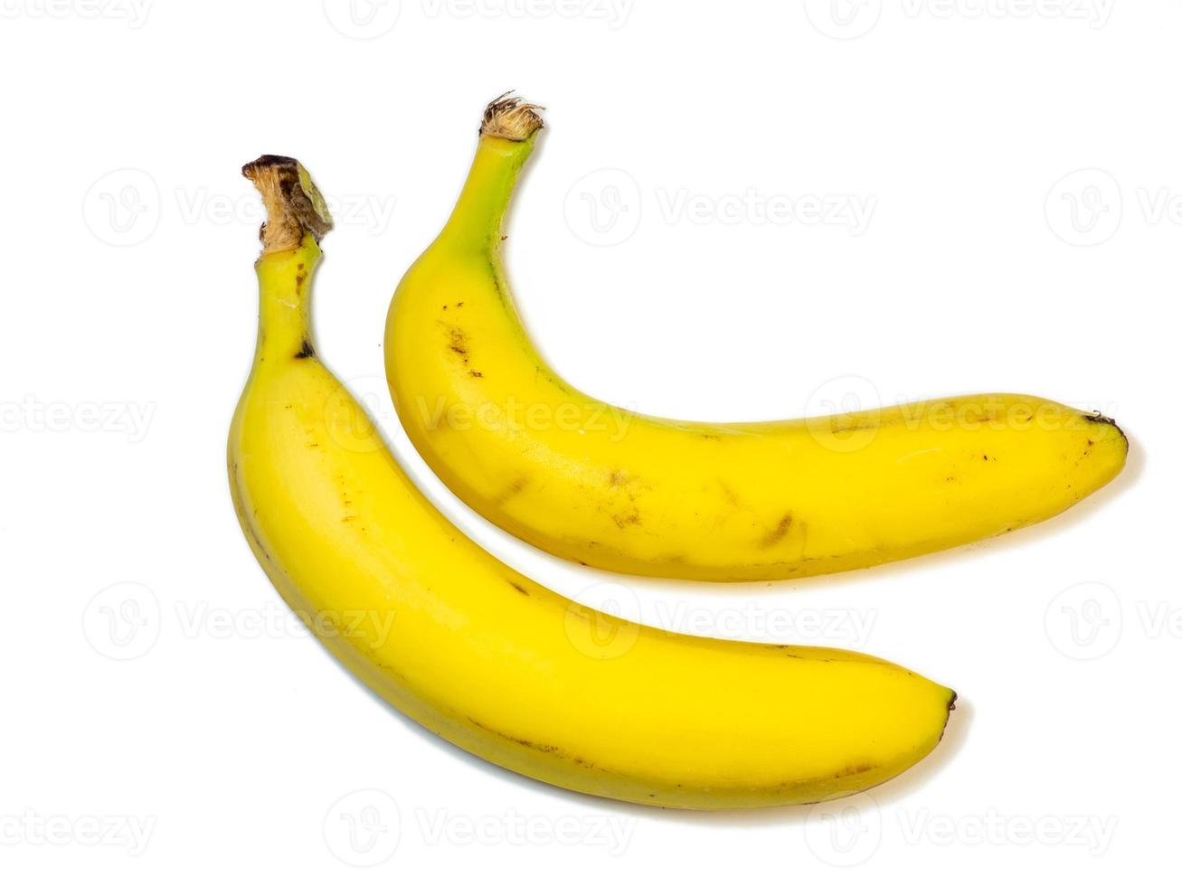 dos plátanos sobre un fondo blanco. dieta saludable. fruta en la mesa. foto