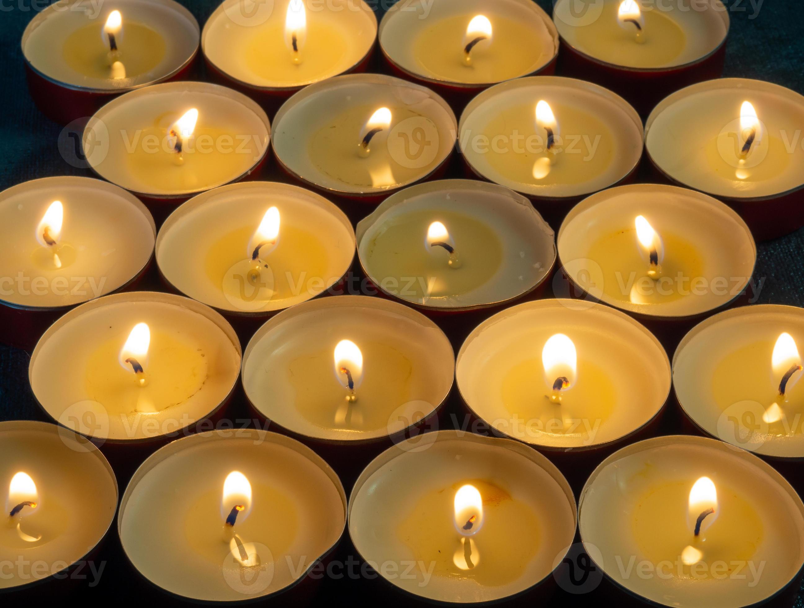 Muchas Velas Pequeñas Atmósfera Oscura Y 12813173 Foto, 47% OFF