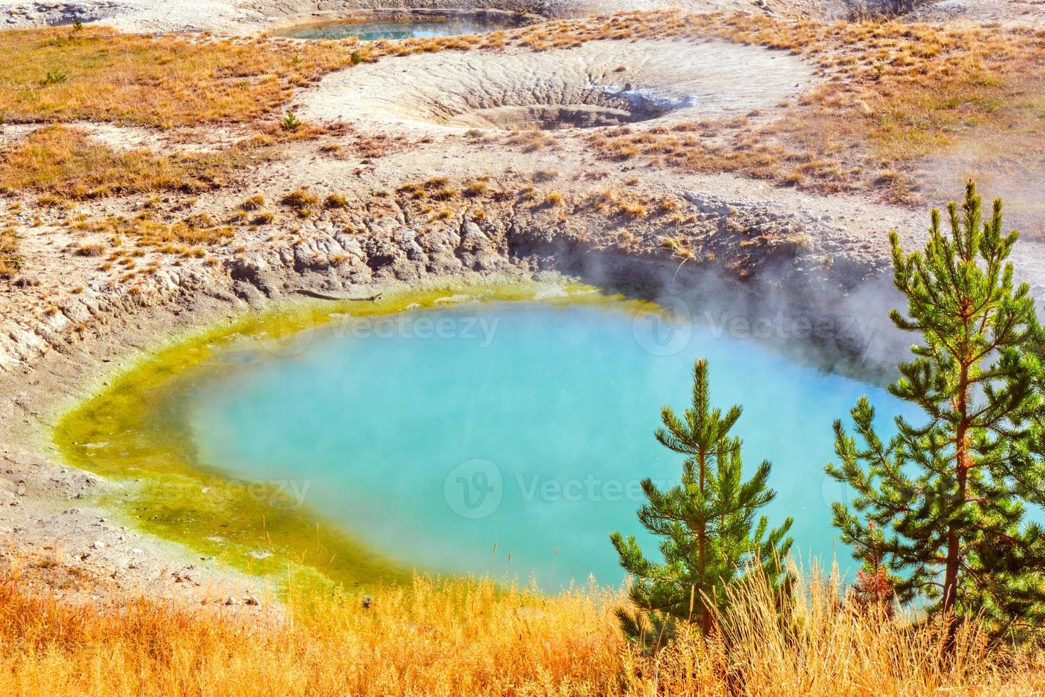 aguas termales en la cuenca del pulgar oeste en el parque nacional de yellowstone foto