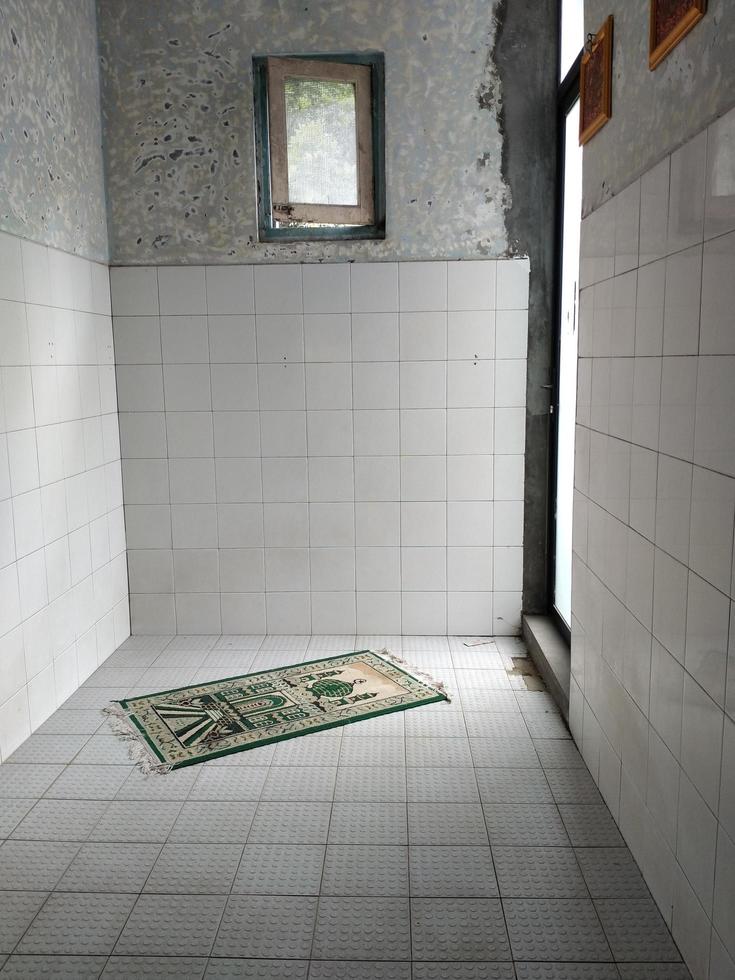 sala de oración musulmana con luz solar que entra por la ventana foto