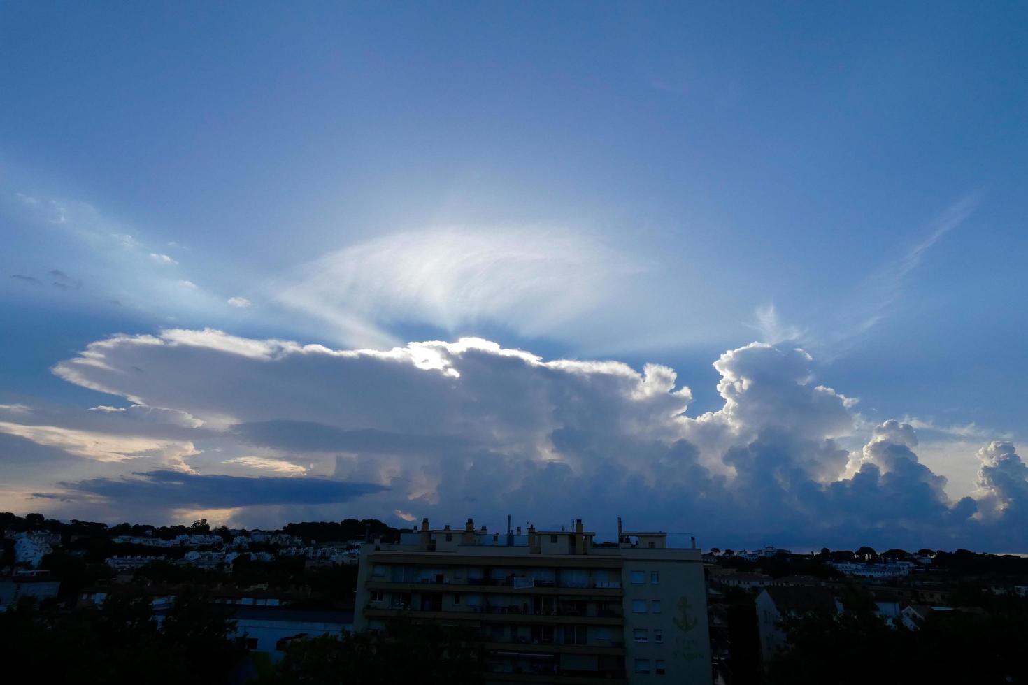 nubes de tormenta acumulando lluvia foto