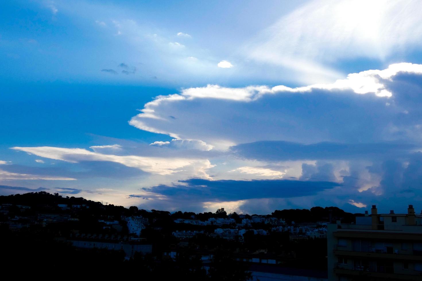 nubes de tormenta acumulando lluvia foto