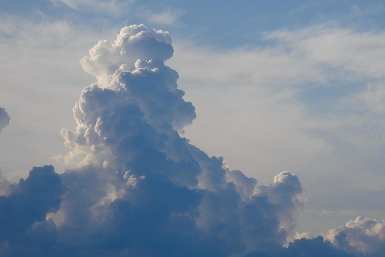 nubes de tormenta acumulando lluvia foto