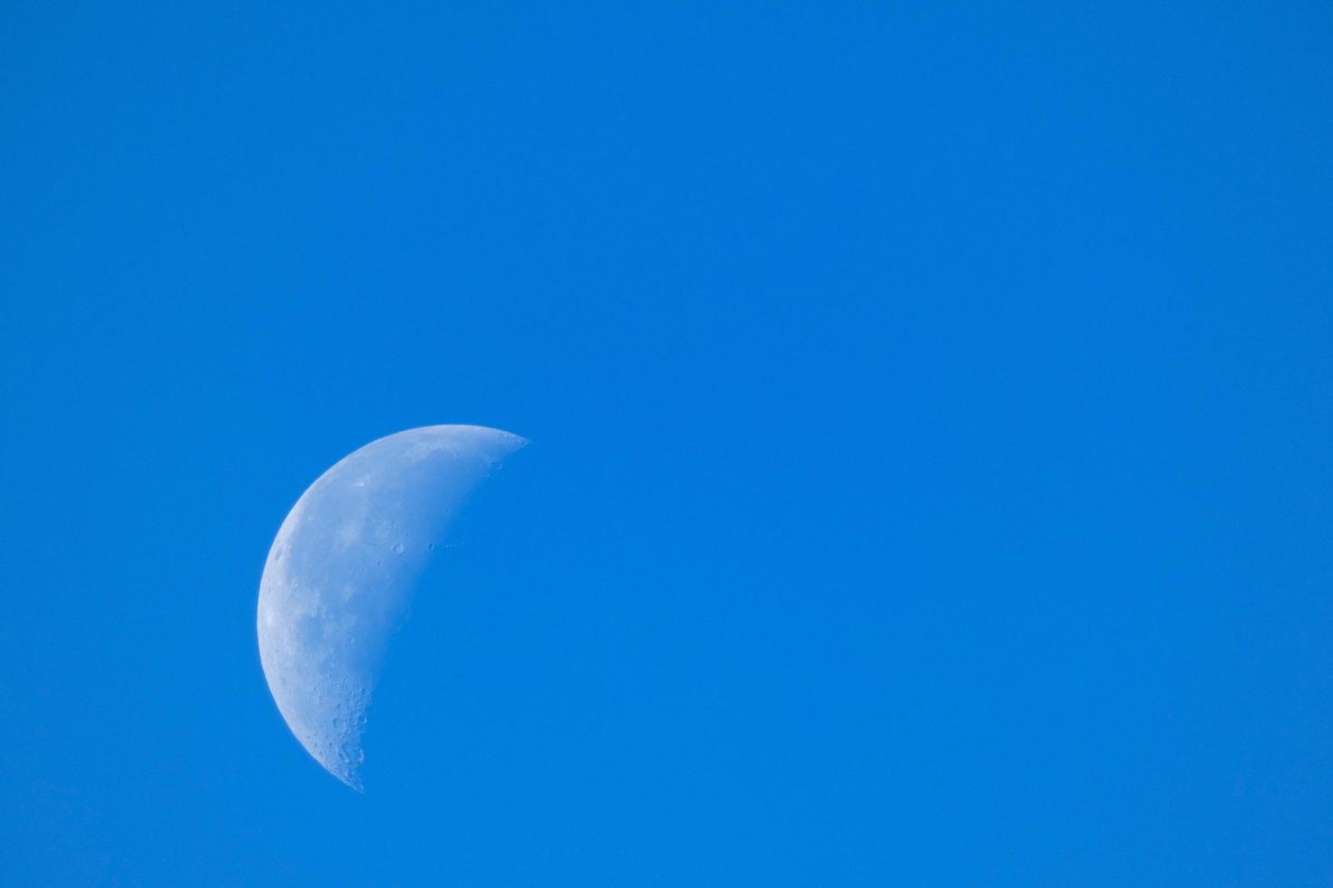 luna durante el día con cielo azul foto