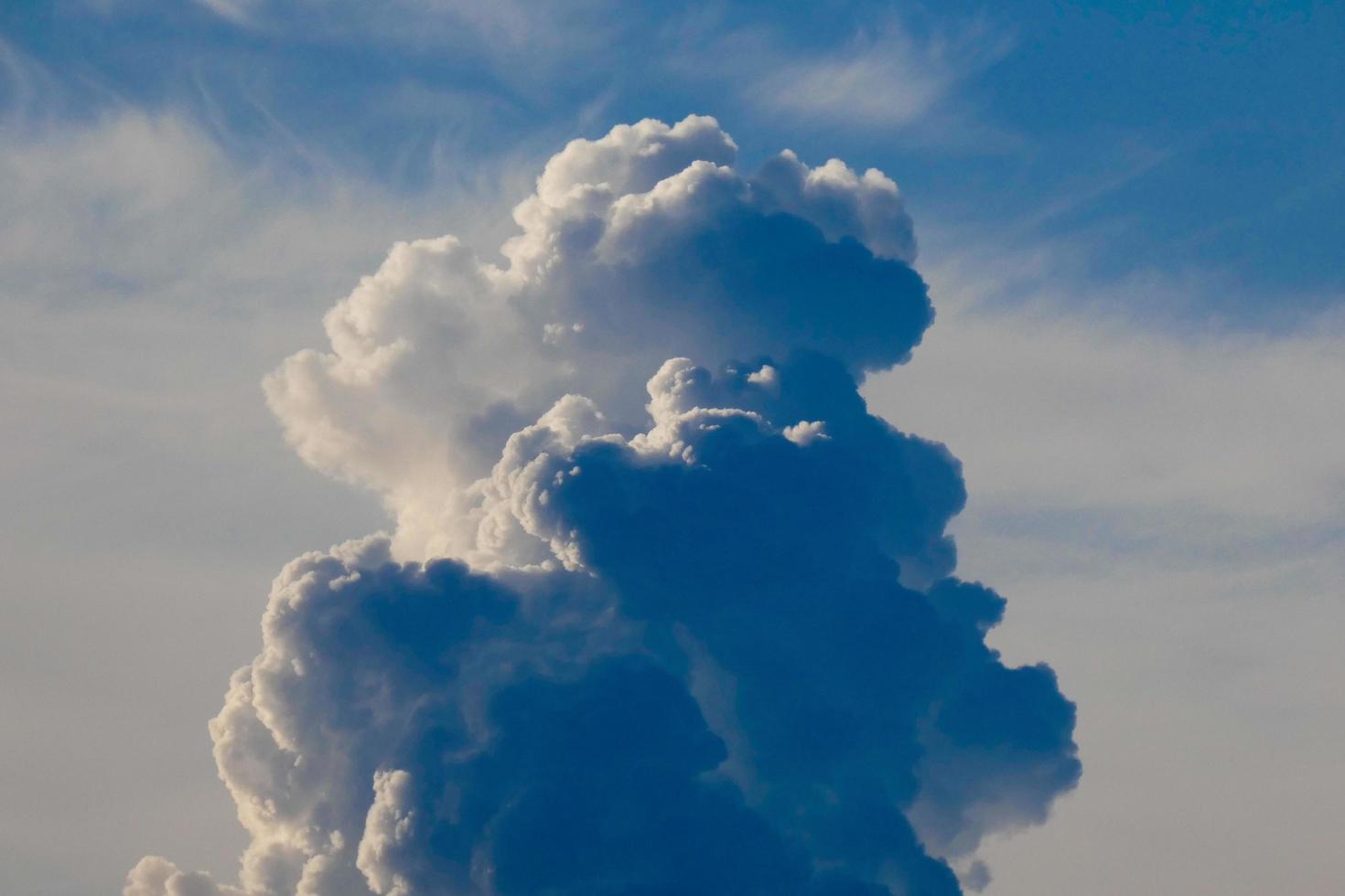 nubes de tormenta acumulando lluvia foto