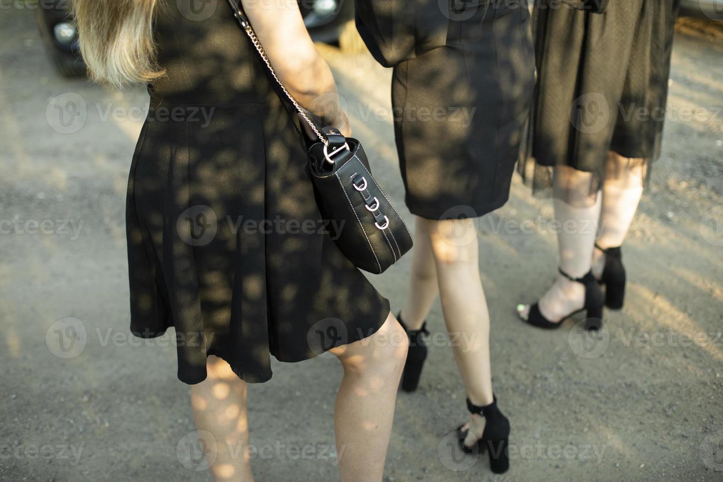 chicas con faldas negras. ropa de luto. vestido de noche en niña. foto