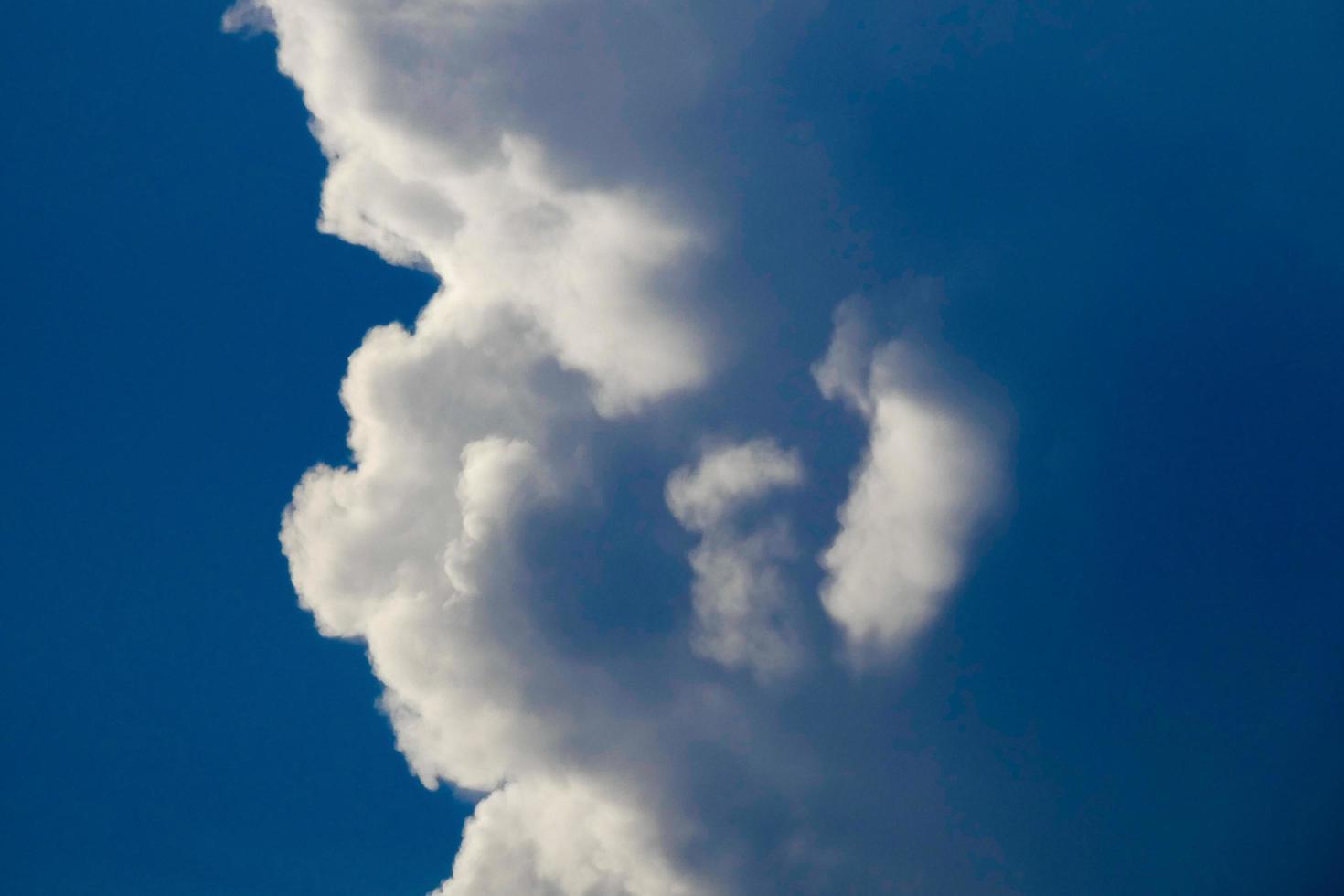 nubes de tormenta acumulando lluvia foto