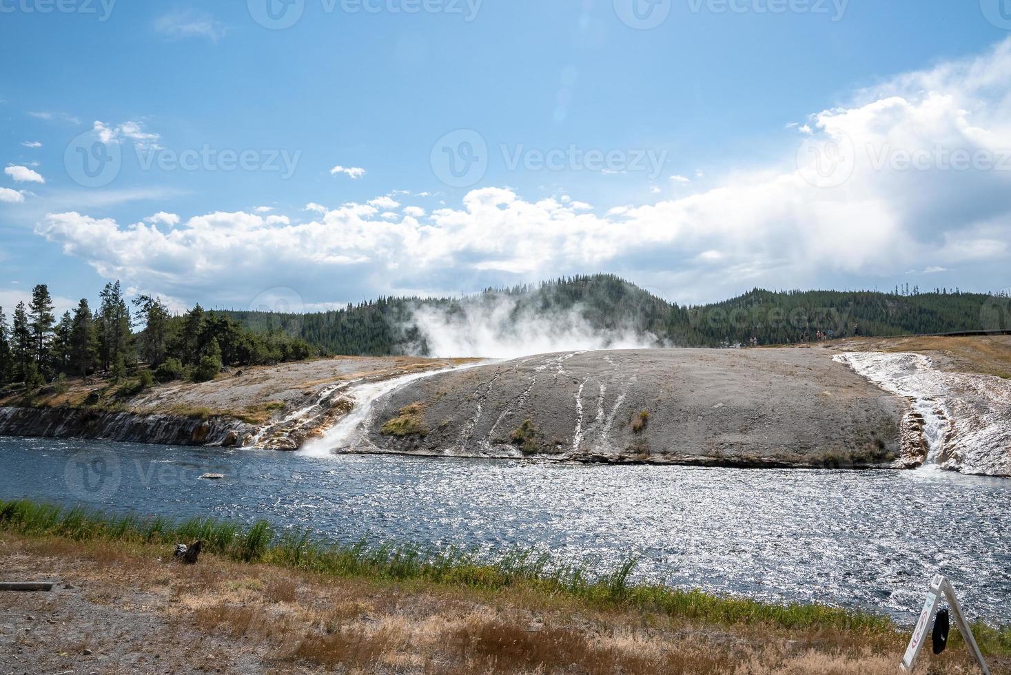 vista panorámica del río firehole en el géiser a mitad de camino en el parque de piedra amarilla en verano foto