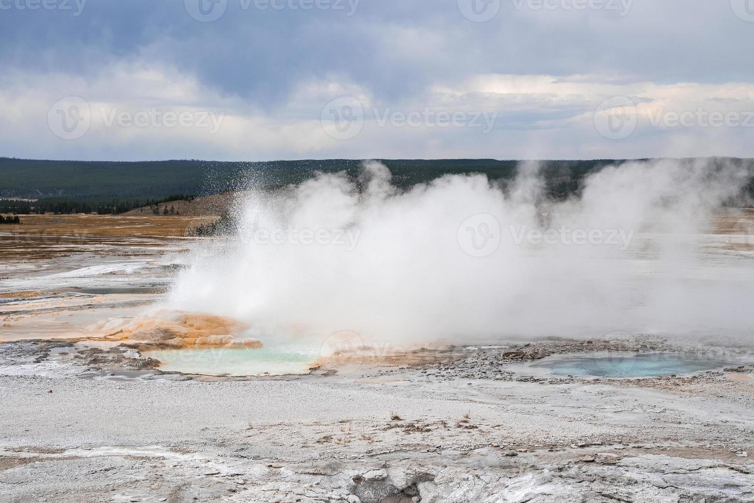 emisión de humo del géiser clepsydra en el parque nacional de yellowstone foto