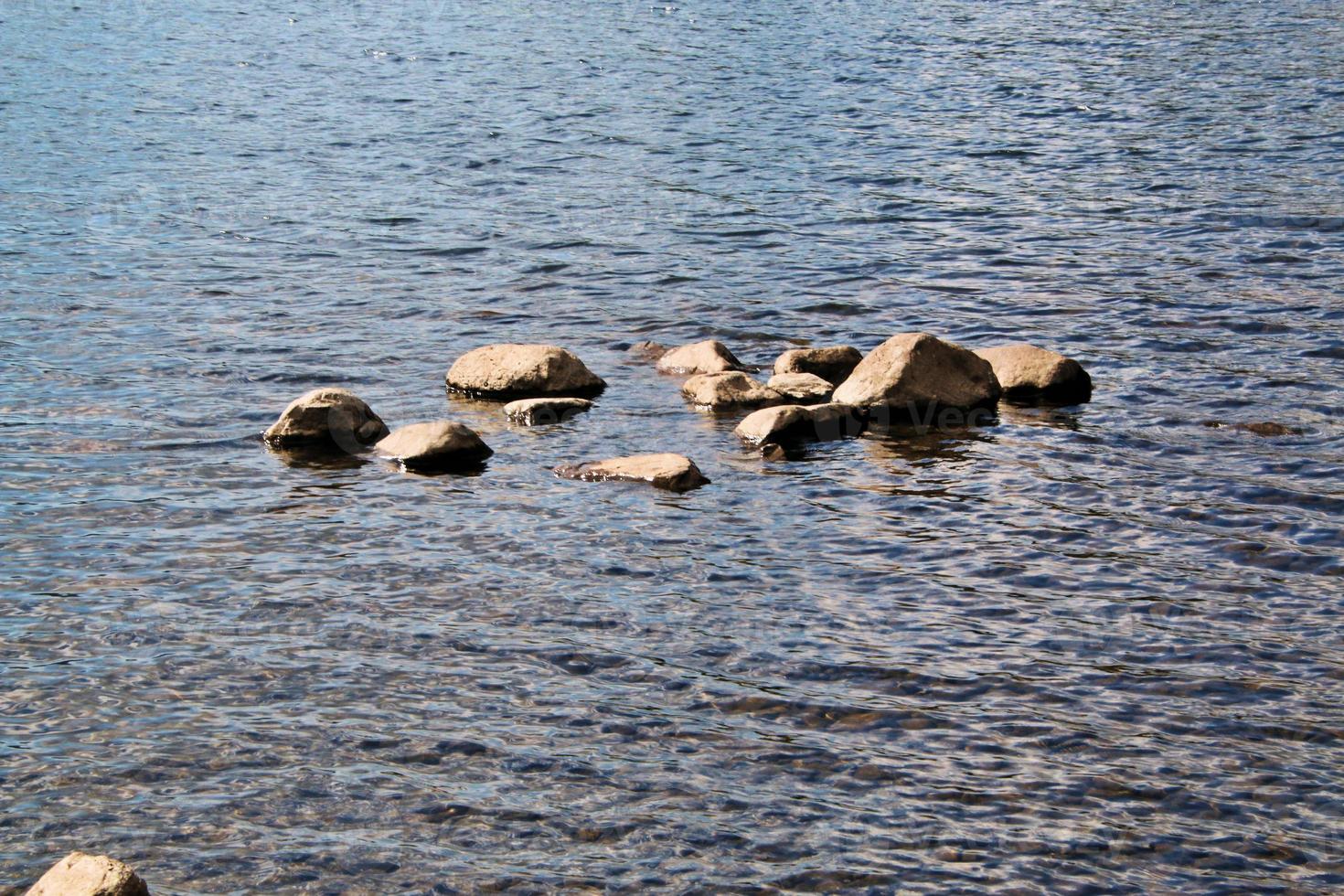 una vista del distrito de los lagos cerca del agua de derwent foto