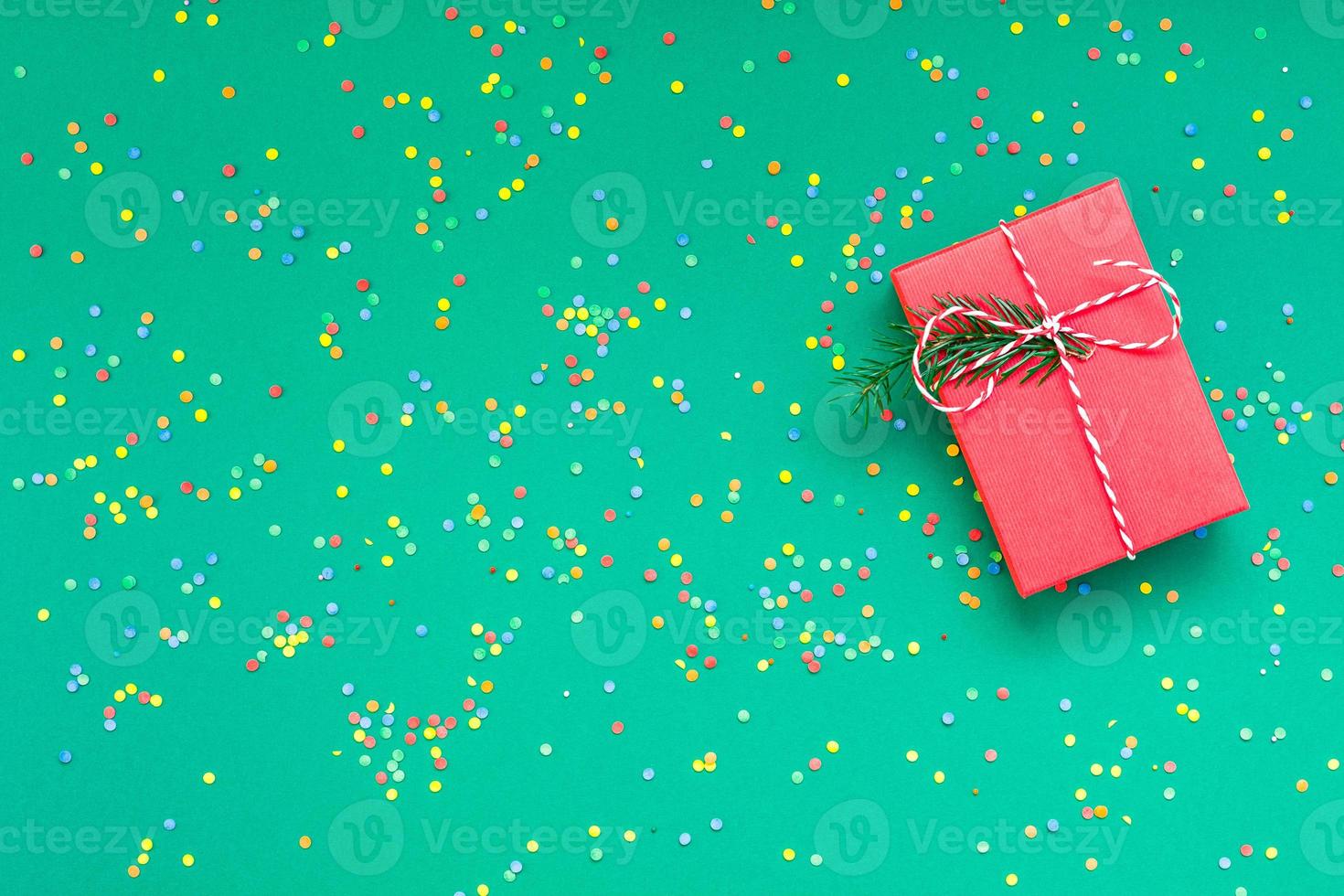 tarjeta de felicitación de navidad con caja de regalo roja foto