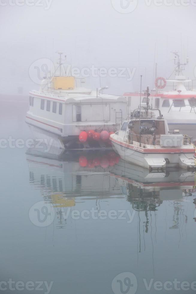 barco pesquero en una brumosa mañana brumosa en hofn, islandia foto