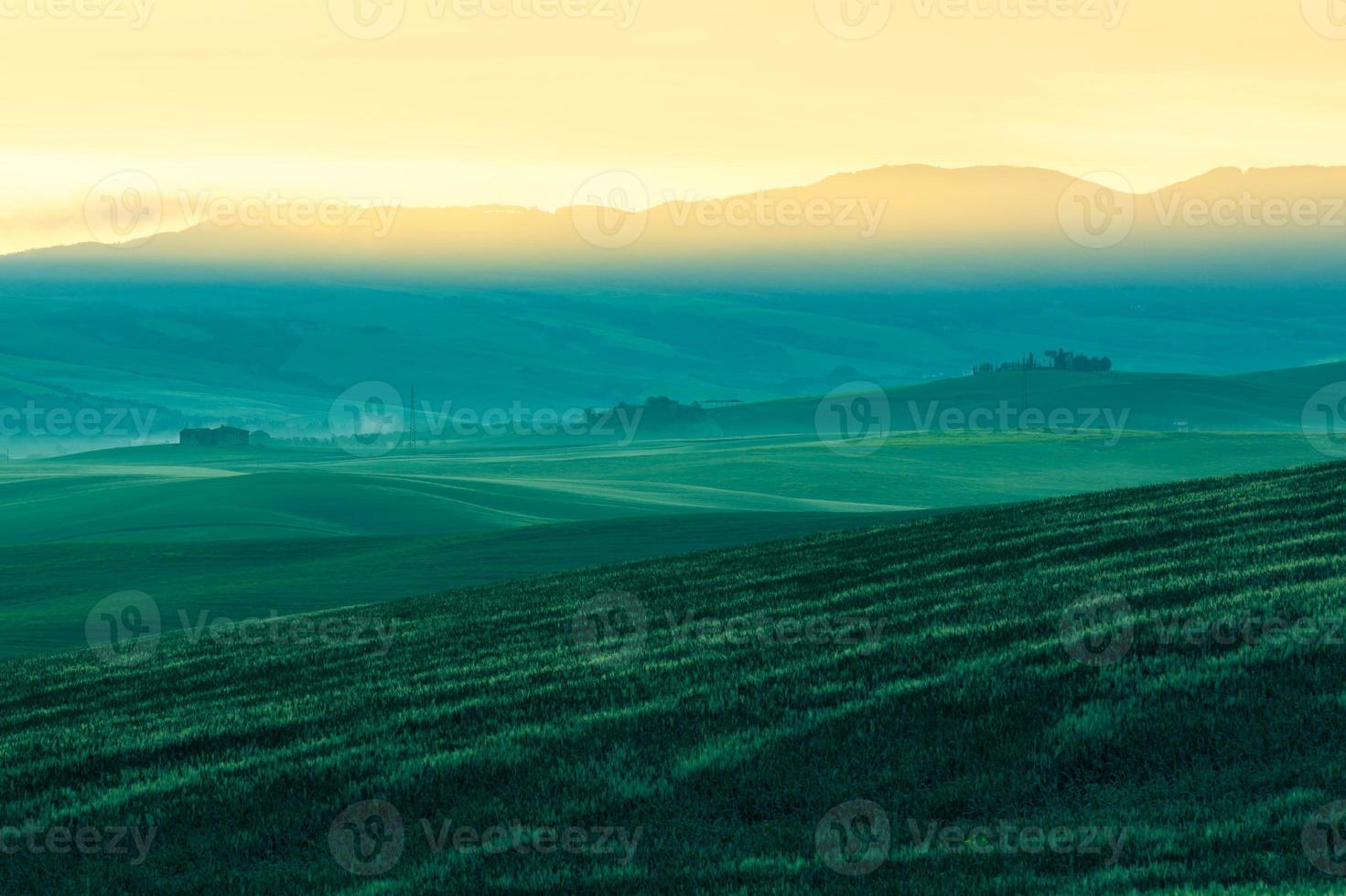 vista de niebla matutina en tierras de cultivo en toscana, italia foto