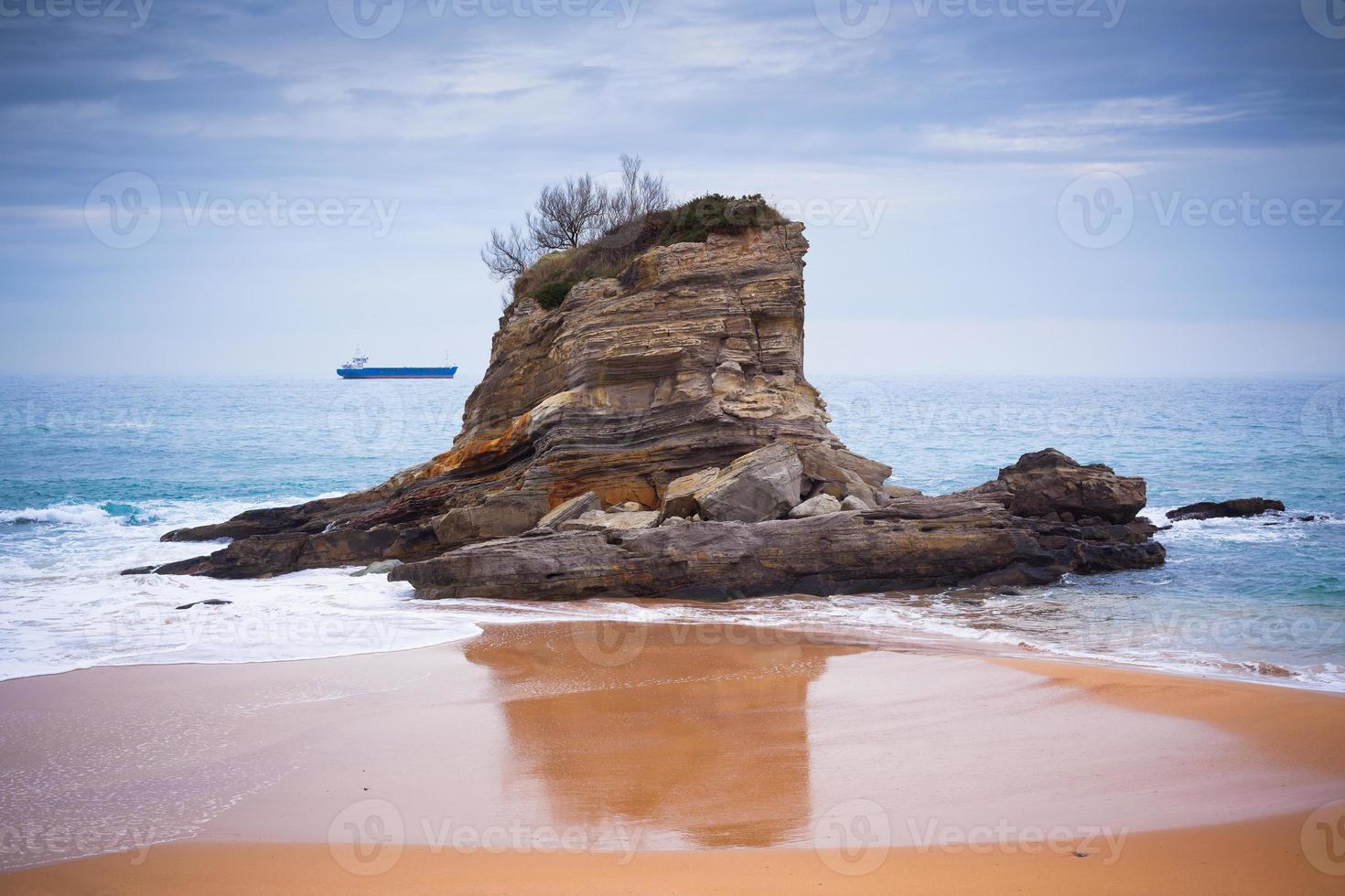 santander, norte de españa, playa el camello foto